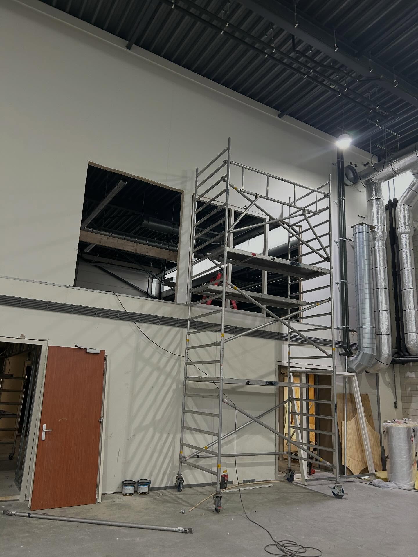 De werkzaamheden lopen gestaag door bij het nieuwe bedrijfspand van Robertpack in Zwolle🔨 momenteel zijn wij bezig met het plaatsen van de systeemwanden, plaatsen kozijnen en het aanbrengen van het tegelwerk, @morrenhofjansen verzorgt het installatie werk🔧
#bedrijfspanden #verbouwing #upgrade #aannemersbedrijfriezebos #zwolle