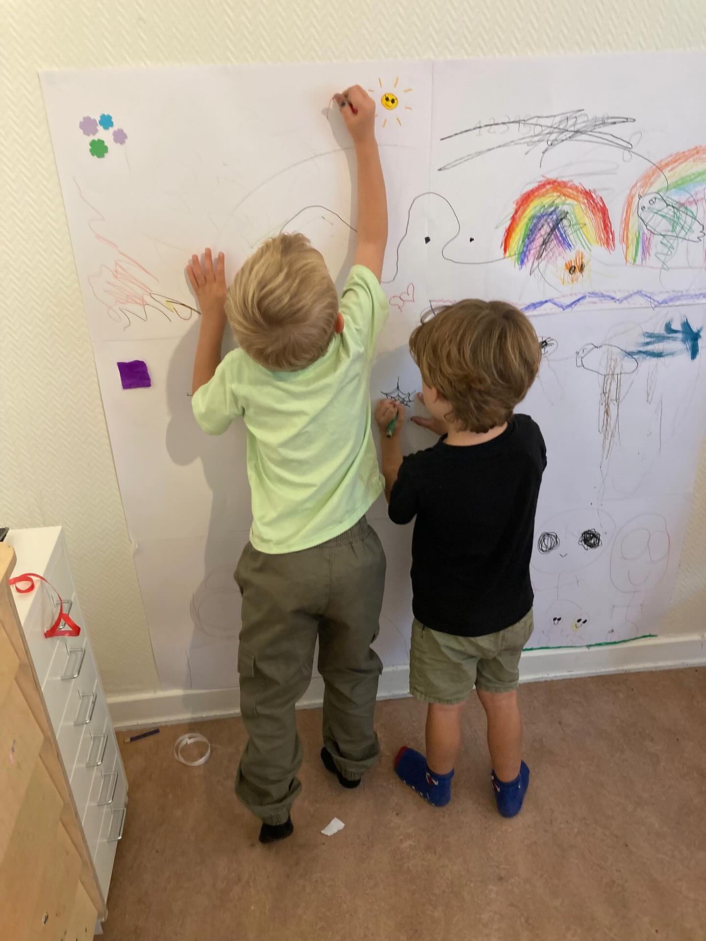 👋🏼 Vad har hänt sen sist? Massor 🤗.
Vi är inne i oktober, både ute och inne 🍂.
🚀 Vi har byggt superstora torn (hur högt kan man egentligen bygga?), letat roliga pyssel i lådor, målat galna båtar och dekorerat med glitter överallt!
🏡 Hos oss på Hedenhös växer barnen genom lek, nyfikenhet och gemenskap – en liten förskola med ett stort ❤️ hjärta där varje barn får ta plats och varje dag blir ett äventyr!
Spana in våra glada upptåg! 🌟🌈
#förskola #förskolaikungsbacka #förskolaikullavik #föräldrakooperativethedenhös #förskolansvärld #föräldrakooperativ #kreativlekmiljö #förskolan