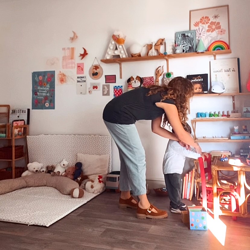 • CHAPITRE 34 •
Confinée avec mon fils et un PIED-MAIN-BOUCHE.
Ce n’était pas comme ça que j’avais imaginé mon 34ème anniversaire et vous savez quoi ?
Je l’ai adoré !
Pas de gâteau d’anniversaire, pas de paquets à déballer, pas d’amoureux qui m’apporte le petit déjeuner au lit ou m’amène dans une destination surprise mais …
Un réveil en entendant le rire de mon fils, des heures de jeux, une longue sieste ressourçante pour nous deux (avec Champa bien entendu), du linge propre étendu au soleil, une pluie de messages adorables tout au long de la journée, des appels, des vidéos…
❤️
Et puis le bouquet final ce soir avec le premier JE T’AIME de mon bébé qui devient un vrai petit garçon… 😍
Je serai tout de même très heureuse de le fêter en vrai avec mes proches tout bientôt mais en attendant, quelle belle journée de célébration !
✨
Et oui… bien sûre je pourrais m’attarder sur les mots que j’ai attendus et que je n’ai pas reçus.
Je pourrais regarder les rêves que j’ai soufflé à mes bougies l’an passé qui ne sont pas réalisés comme je l’espérais.
Je pourrais me sentir triste de certain silences, inquiète d’autres.
Je pourrais regarder la vaisselle qui s’est accumulé dans l’évier, le linge sec que je n’ai pas plié.
Mais je préfère choisir de célébrer le magnifique de cette journée.
Les années filent et j’ai appris à reconnaitre le bonheur avant d’entendre le bruit qu’il fait en partant… 🙏🏼