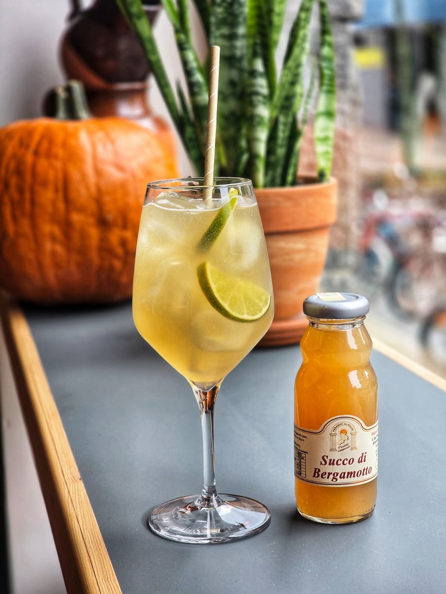 Vitaminico Spritz is back - the boost your immune system’s been waiting for. 🍋✨
#bergamotto #vitamino #zurich #cocktail #drinks #aperitivo