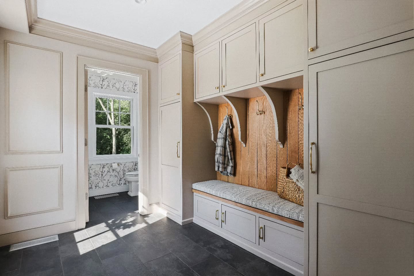 āIf a mudroom is on your wish list, we got you. Custom cabinetry, smart storage, and timeless designābecause even the most practical spaces deserve to be beautiful.
š·@dannycooney
#mudroomdesign
#mudroominspo #interiors #InteriorDesignWestchester #interiordesigninspiration #HomeRenovation #housedesign #luxuryinteriordesign #LuxuryInteriors #CustomDesign #CustomMillwork #traditionaldesign #houseandhome #DesignBuild #DesignDetails