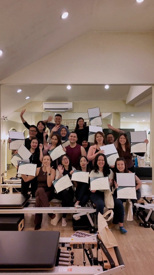 Learning from the master @chrisedwardfitness ! Kicking off a new Reformer Pilates Group Class Workshop with the best at Forte Pilates. So much hands-on practice and knowledge sharing last weekend. Celebrating new skills and ready to challenge our clients!
#PilatesCertification #ReformerPilates
#ForteAcademy #PilatesTraining #InstructorLife