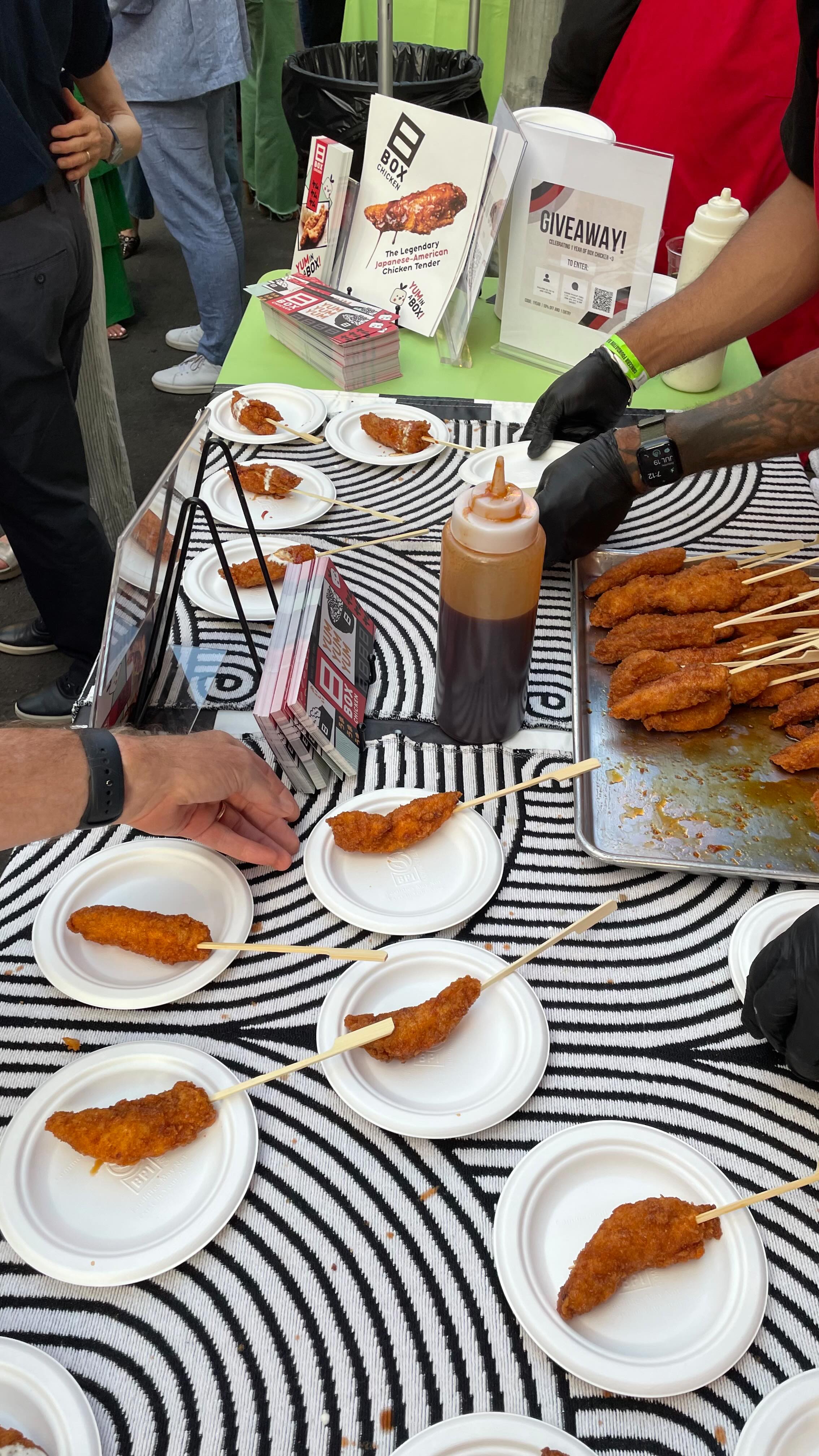 Noah’s got jokes 🤨
Come and get some box!!!
📍2352 S Sepulveda Blvd
🍱 Uber Eats | Order delivery today!
🕦
Mon-Fri | 11a-9pm
Sat-Sun | 1p-8p
#CHICKEN #BOXCHICKEN #CHICKENTENDERS #UBEREATS #DELIVERY #FRIEDCHICKEN #LA #RESTAURANT #LOSANGELES #WESTLA #CRISPY #MYSECRETLA #FOODIE #RECIPE #LAFOOD #RECIPE #LAFOODIE #MYSECRETLA #TENDERFEST