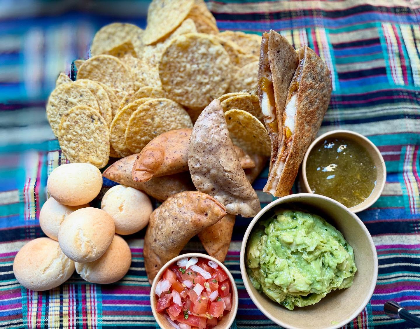 Tapas Mix Alma Latina: il gusto autentico dello street food gourmet, senza glutine e senza lattosio, direttamente a casa tua. Per aperitivi, serate sul divano o con amici. Deliveroo, Just Eat, Glovo.
#senzaglutinesenzalattosio #sansalvario #torinosenzaglutine #deliverytorino
