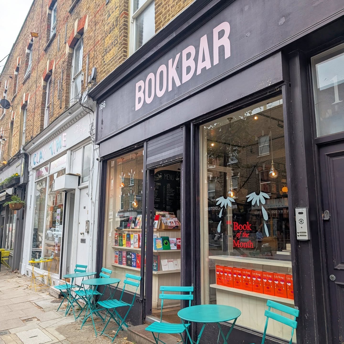Our Book of the Month, Heart the Lover by @lilykingbooks looking stunning in our Highbury shop window. Beautifully hand-drawn by our Manager Flo, she looks amazing!
The whole team has LOVED Heart the Lover. We've cried ugly tears, we've laughed with Lily's wry observations and we have been discussing it non-stop in the shop.
Pick up your copy from BookBar and get a glass of our warming, spicy Barbera D'Asti for £7. Members of the BookBar BookClub get 10% off the book too!
We're open until 9pm tonight and tomorrow at both our Blackstock Road and Chelsea shops ♥️♥️♥️