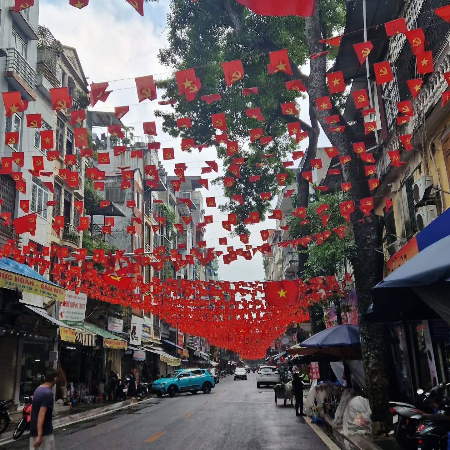 🇭🇺 Képeslapok Hanoiból. Eső, napsütés, meleg, pára, folyamatos dudálás, dugók, felefedezés. Csoda ez a hely!
🇬🇧 Postcards from Hanoi. Rain, sunshine, heat, humidity, constant honking, traffic jams, exploration. This place is pure magic!
#bucketlister #bucketlist #bakancslista #travel #travelblog #traveladdict #utazás #utazóblog #hanoi #vietnam