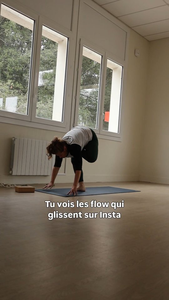 Slow is the new strong en bon français dans le texte,
la force est dans la lenteur
Avant de faire des Flow, des séquences qui s’enchaînent sans pause ni hésitation il faut prendre me temps !
Pourquoi ?
➡️Construire le contrôle moteur
➡️ Renforcer les groupes musculaires ( oui je t’assure qu’en bosser lentement au poids de corps t’as des résultats incroyables)
➡️ Contrôler l’amplitude et la stabilité du mouvement
Et toi t’es plutôt un yogi fast and furious ou le petit diesel qui prend son temps ?
Comment fast and furious ou diesel en com pour m’en dire plus