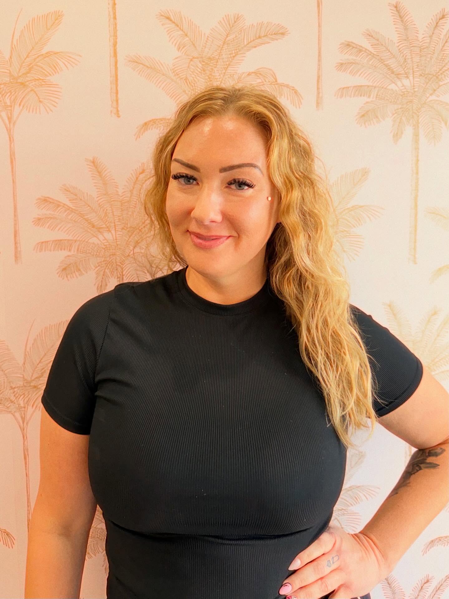 Hi, I’m Lauren - Licensed Esthetician + Founder of Bare Beauty Co.
With 9+ years of experience, I specialize in Brazilian waxing and skin treatments that target ingrowns, hyperpigmentation, and more. I’m here to help you love the skin you’re in. ✨