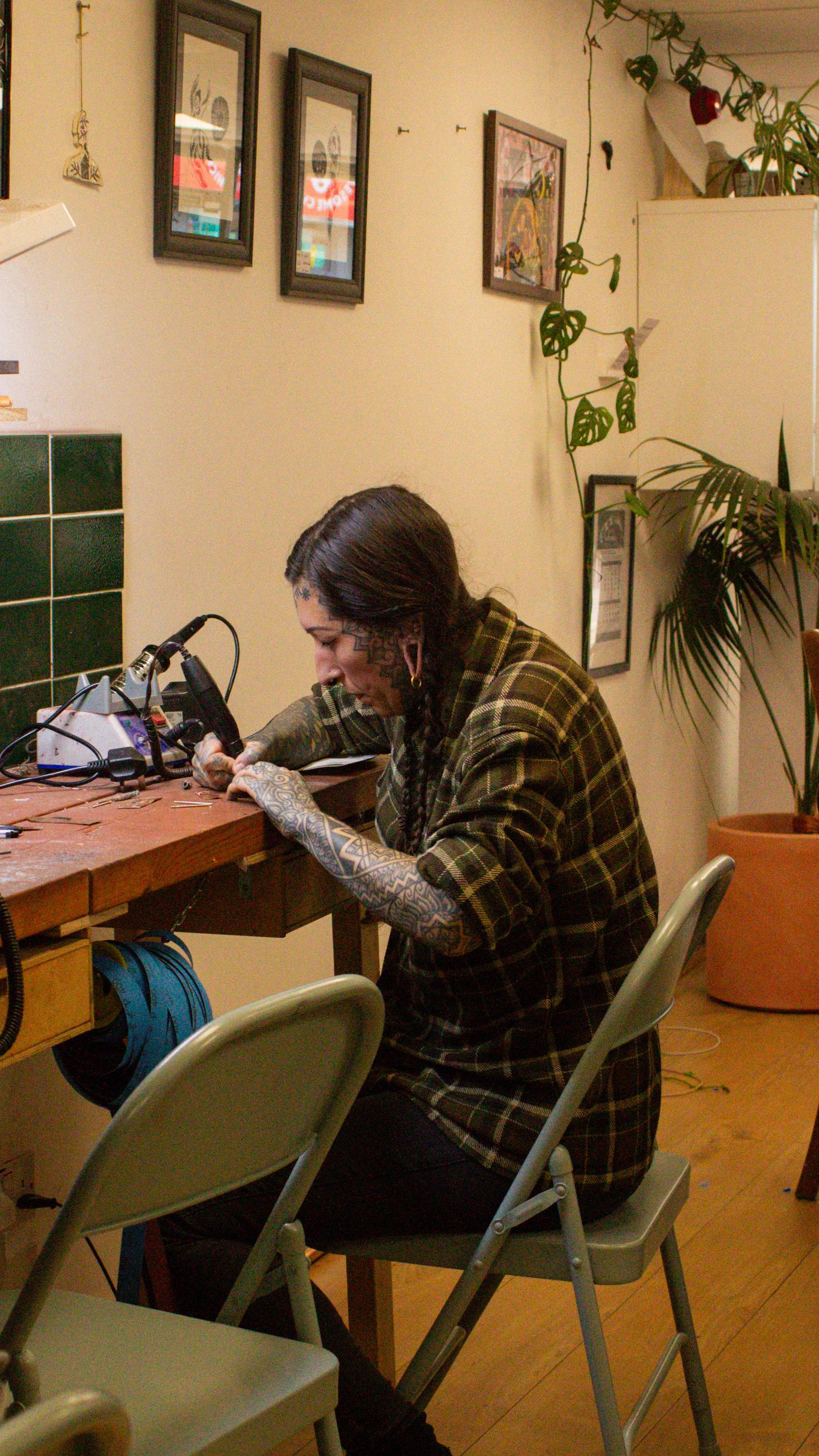 🩶 Friends of the Gallery 🩶
I had the absolute honour of participating alongside other amazing artists from Bristol and all over the uk in ‘Friends of the Gallery’ a workshop run by @bethanymaysilver owner of @silverandsteelstudios
Also taking the opportunity to pop into one of my favourite places @vxbristol for tasty goodness.
All the items are available for sale at the studio in Bedminster, Bristol and on the studios website (link in bio)
Please do swing by if you’re near Bristol, support a local independent business and it’s a great opportunity to get the jump on the gift buying.
Thanks
Hannya 💜
#cactus #cactusjewellery #cactusthorns #silverandsteelstudios #silverandsteelbristol #friendsofthegallery #jewellerycollection #traditionaltattootools #ancienttattoo #vxbristol #veganbristol