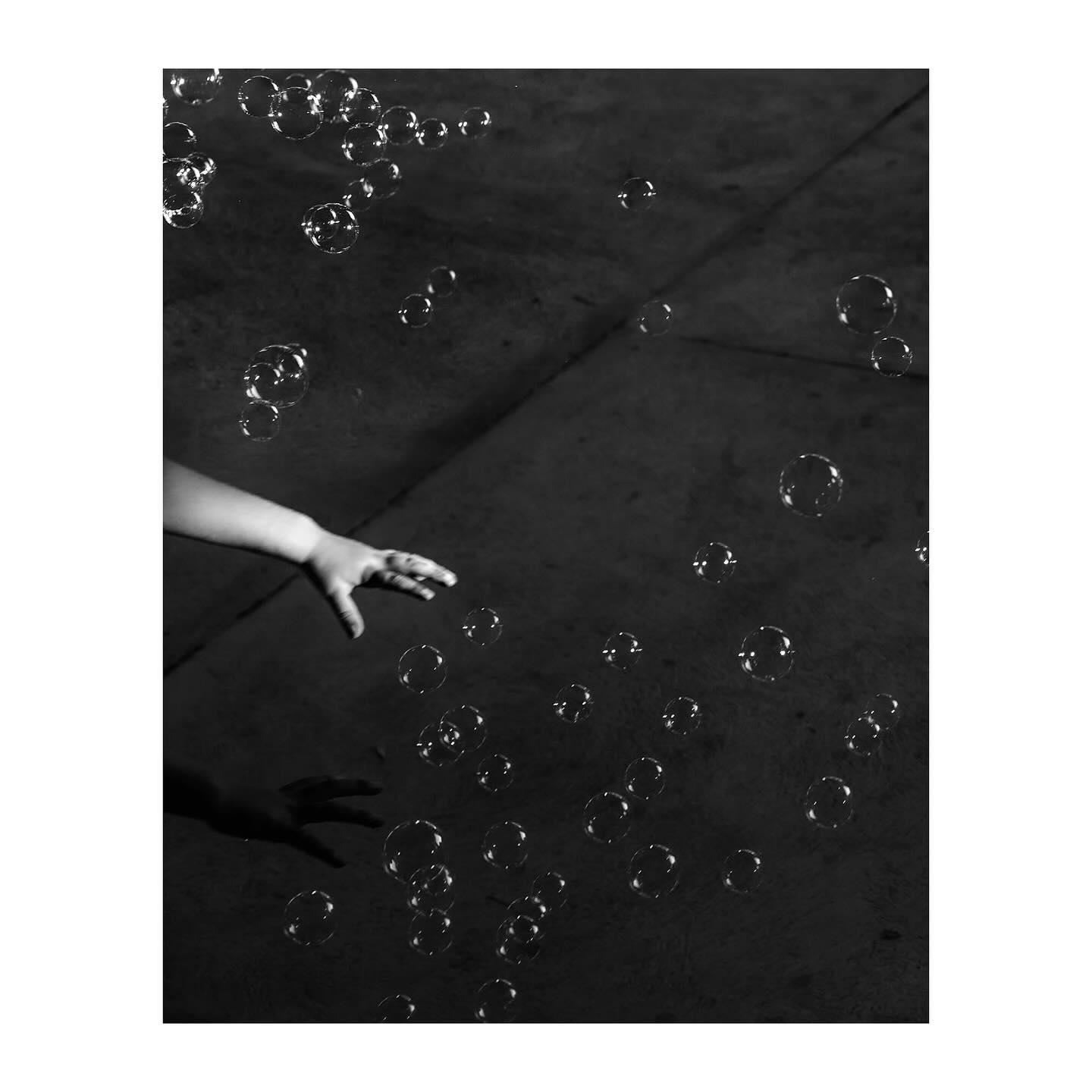 Inauguración “Bailar un lento con vos” en 2025. En unos días en Espacio Mados, Madrid.A partir del 11 de noviembre.
En 2024 la muestra se presentó en Ungallery con la curaduría de @florbattiti y @fernandofarina31 :
“…Cómo abordar el tiempo como idea, como percepción, como significante? ¿De qué manera vivir conscientemente con su presencia cotidiana que transforma cada segundo en un pasado y se mete en el cuerpo para hablar?
Sí. El cuerpo es hablado por el tiempo, al igual que todo lo que nos rodea. Se trata de rastros, señales, vivencias, muchas de las cuales entraron por las pupilas y se conservan bajo la piel.
Bailar un lento con vos es la imagen de un recuerdo que nos vuelve a enamorar. Esa reminiscencia que hace que el tiempo se detenga en nuestra memoria como un eterno presente, superponiendo imágenes y vivencias, como si todas estuvieran ocurriendo a la vez…”
#fineartphotography #womanartist #artecontemporaneo #arteconceptusl #mujeresartistas #distritodelasartes
#bailar un lento con vos #ungallery_ba