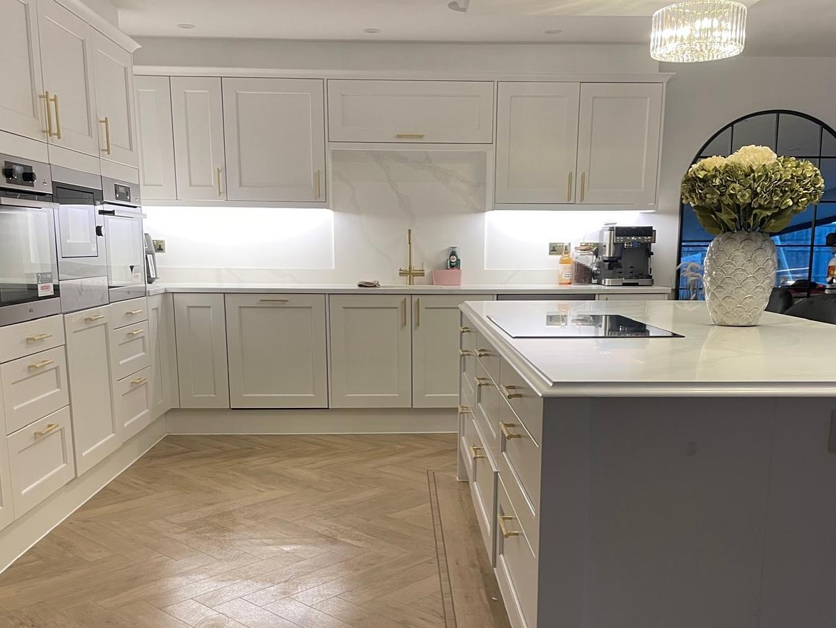 Our Calacutta Gold Quartz in all it’s glory!
Another snap from one of our very happy clients after their quartz install 🤩
Interested in something similar? Contact us...
📧sales@thestoneco.uk
📞 01279 927096
📍4, London Rd, Bishop’s Stortford CM23 5ND
#thestonecompany #kitchenworktops #kitcheninspo #quartz