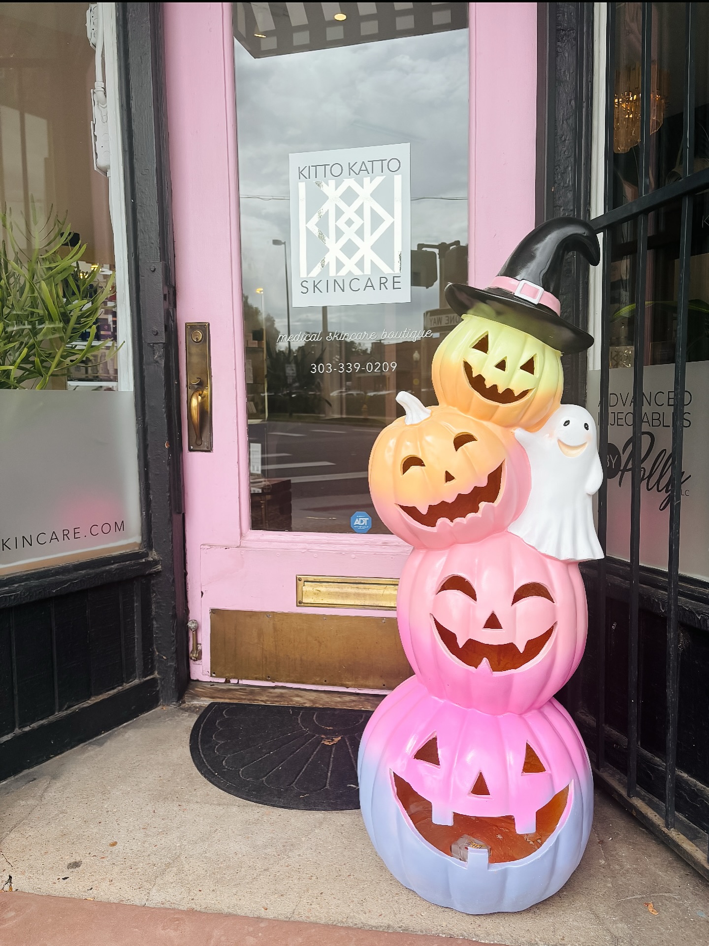 Have you seen our Halloween prop yet? SO on brand with KK vibes! 💖
#halloween #denveresthetician #esthetician #denvermedspa #denverfacial