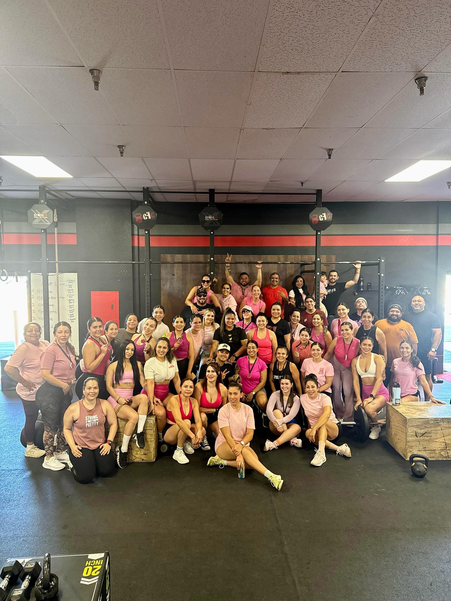 This Saturday consisted of a Partner W.O.D in honor of Breast Cancer Awareness month 🏋🏽♂️🏋🏽♀️ #FLXFITNESS