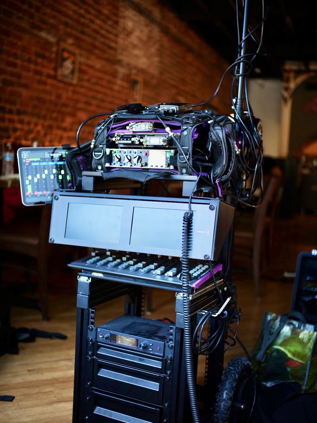 Day 1/5 of a 360 VR shoot with @ecg_productions and @resolvemediagroup. Can’t hide booms in a 360 environment, so we’re leaning on a fun lil Zoom ambisonic mic + lectrosonics/sound devices wireless for capture and Sennheiser IFBs for client monitoring
📸: @seb.se.fue