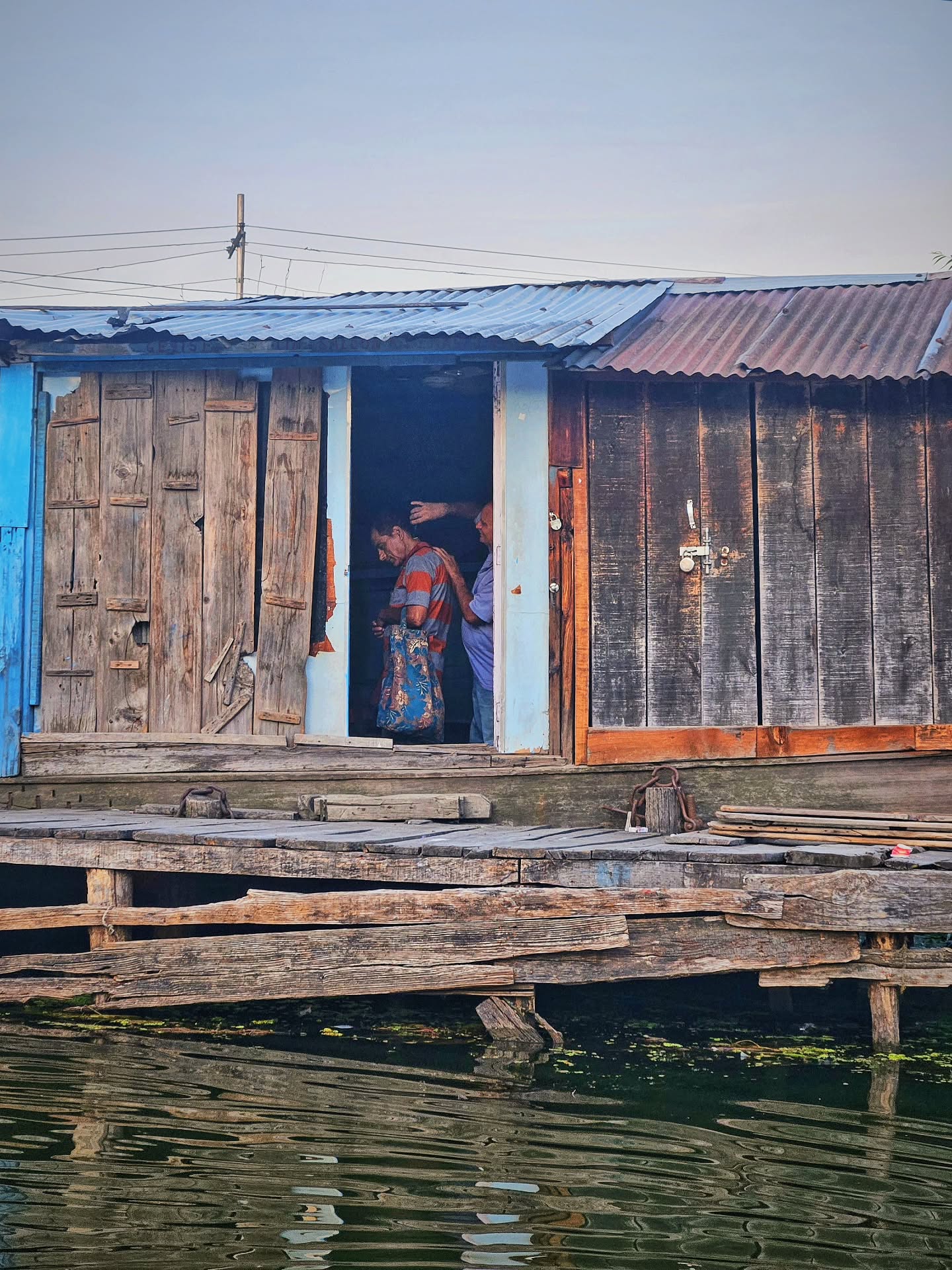 Fancy a #haircut on a floating barbershop? 💇♂️
#DalLake is full of surprises.