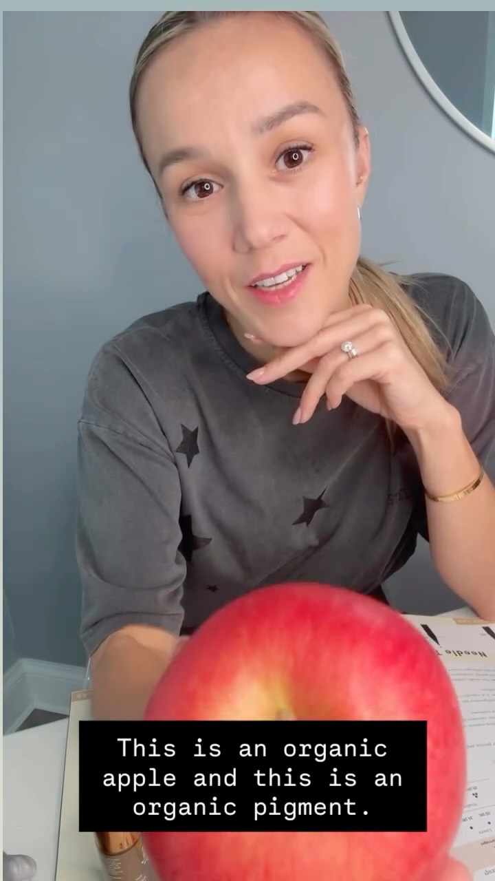 “This… is an organic apple.
And this… is an organic pigment.
Even though both say organic, they mean completely different things!
Organic’ food, means fewer pesticides, no GMOs, and cleaner farming.
But in PMU, organic pigments it means that they are carbon-based and contain small particles with bright vibrant tones like red, yellow, or blue — and they last a very long time, sometimes even forever, They are actually the same type of pigments used in body tattooing and if used for PMU it could turn into a funky color like red, blue or green.
However novadays most artists prefer hybrid or inorganic pigments.
Now, inorganic pigments are mineral-based — like iron oxides, the give and soft natural tone that fades beautiful over time.
Now that you know the difference between organic and inorganic pigments, you can book your appointment with confidence!”#PermanentMakeup #PMUArtist #BrowArtist #Microblading #MicrobladingArtist
#OmbréBrows #PowderBrows #NanoBrows #HybridBrows #BrowGoals #BrowMakeover
#BrowTransformation #FluffyBrows #BrowDesign #NaturalBrows #PMUResults
#BrowSpecialist #PMUPro #BrowExperts #WakeUpWithMakeup #BrowStudio
#MicrobladingNJ #OmbreBrowsNJ #PMUNJ #BrowArtistNJ #NYCBeautyLabNJ