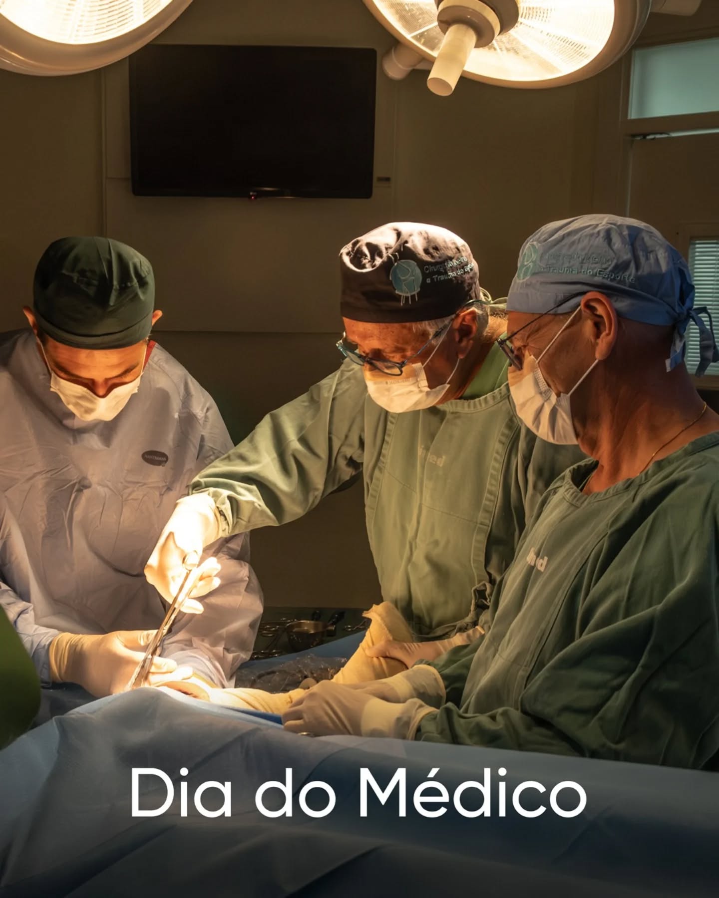 Enquanto médicos, nossa missão como especialistas em joelho é devolver ou preservar o movimento e aliviar a dor.
O trabalho no consultório e no centro cirúrgico gera experiências que marcam a vida das pessoas: a cirurgia que permitiu uma viagem,
o tratamento que fez a avó voltar a pegar o neto no colo, o atleta que pôde correr novamente.
Essas são apenas algumas das inúmeras histórias que vivemos ao longo de todos esses anos.
No Dia do Médico, parabenizamos todos os colegas e reafirmamos o orgulho e a responsabilidade de mover vidas.