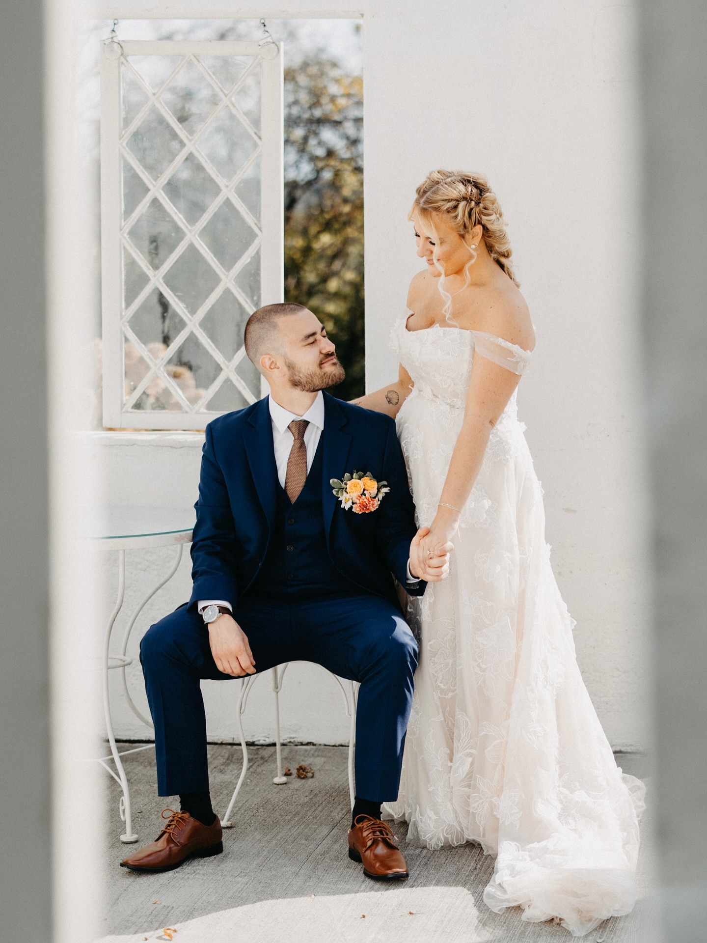 First time wedding at this gorgeously rehabbed venue and I’d work here any day of the week, especially if it’s with such a sweet and easygoing gem of a couple like these two🫶🏼🫶🏼 let’s do it all over again 🙃