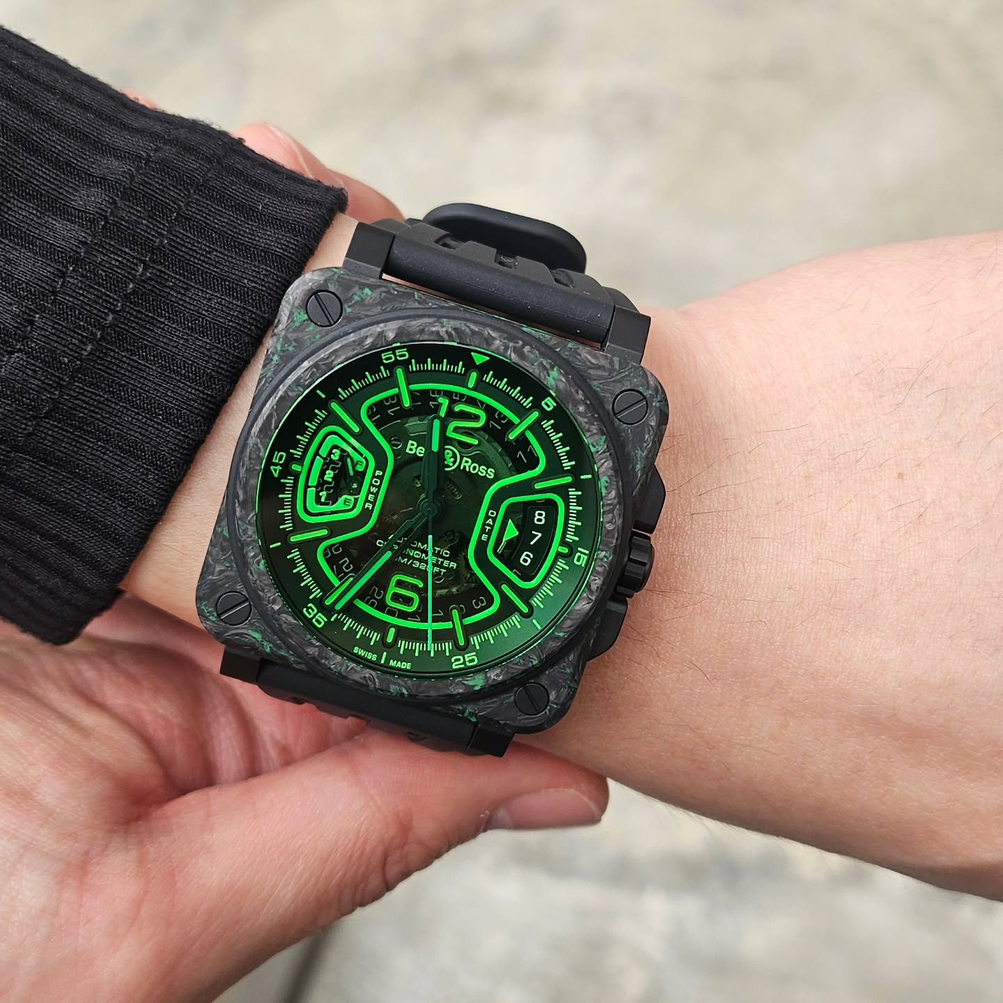 @bellrosswatches BR-X3 Night Vision限量版腕表是BR-X3 系列的最新篇章,灵感源自战斗机抬头显示器(HUD)。这不是一块普通的夜光腕表,它是为暗夜任务而生的专业仪器!
🌟 亮点:
• 独特 LUM-CAMO 复合材质(碳纤维+夜光树脂)与荧光绿橡胶柱,确保在全黑环境中也有最佳可读性。
• 41毫米多材料表壳,结合DLC钛金属,坚固轻盈。
全球仅限 250枚。戴上它,驾驭黑暗,精准掌控。
It's not just a watch; it's a professional instrument that makes light work of the night. 💚
Retail price : MYR59,900 
🌐Link in Bio
#tictoctime #BellAndRoss #BRX3 #NightVision #BellRoss #BellRossMalaysia
#TimeInstruments #bellrosscommunity
#BRX3NightVision #watchlover #watchblogger #wristwatch #timepiece