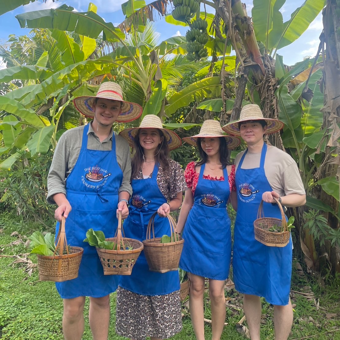 Life on the farm 🌱
Pick, cook, and taste 🌾💚 Learn Thai cooking with ingredients you harvest yourself!
#OrganicCooking #FarmToTable #FromGardenToWok #HandpickedIngredients #CookingWithNature #OrganicGardenVibes #ChiangMaiCooking #ThaiCookingExperience #CookingSchoolThailand #EcoCooking #SustainableLiving #GardenToTable #LocalIngredients #NatureCooking #GreenCookingClass