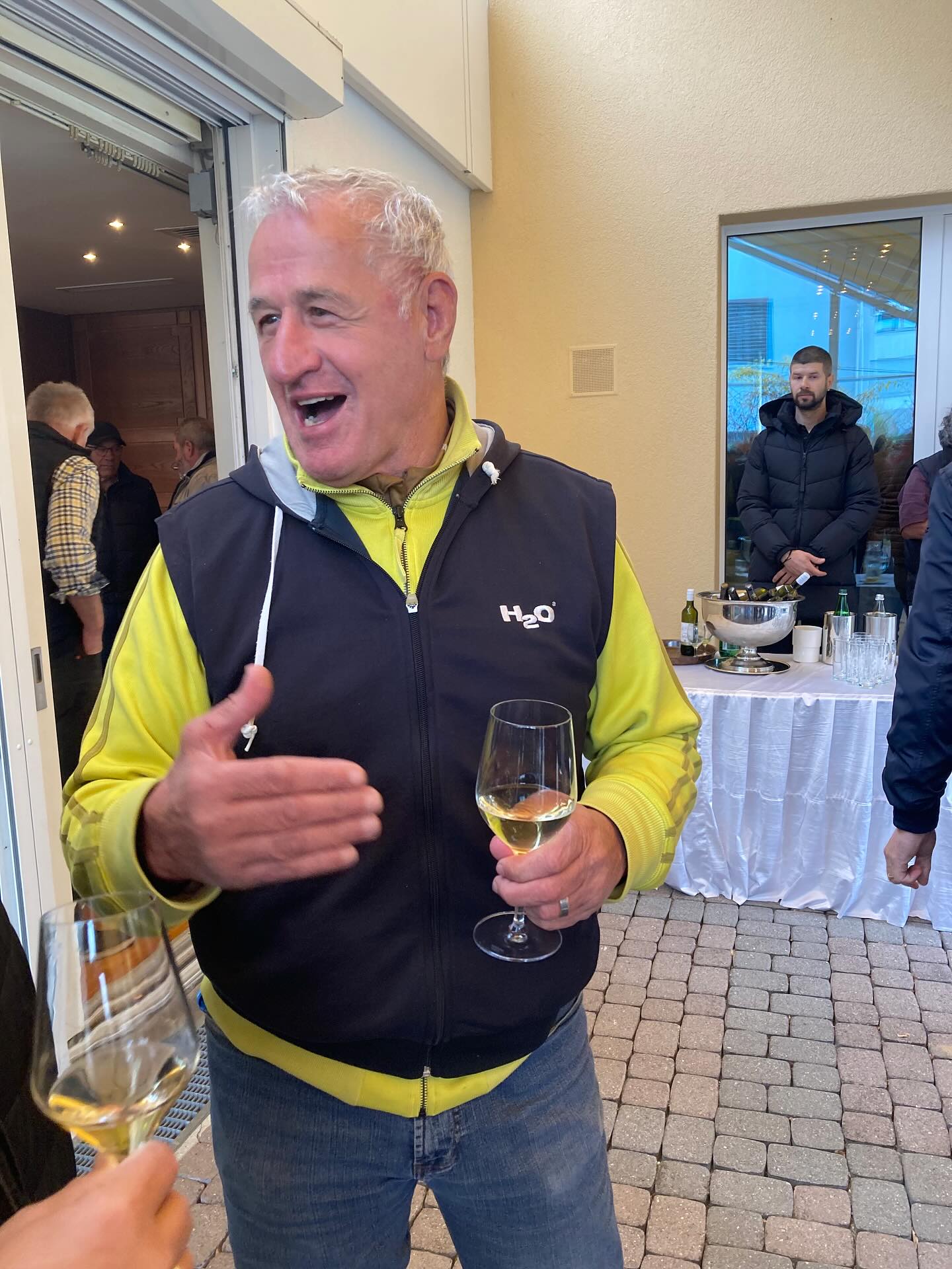 Hubi Pazeller übernimmt bei Veteranen!
Die Bündner Schwingerveteranen wählten heute an ihrer Jahrestagung in Domat/Ems den 65-jährigen Churer Hubi Pazeller zu ihrem neuen Obmann. Herzliche Gratulation und alles Gute im neuen Amt, Hubi!
Die weiteren Mitglieder der Obmannschaft wurden in ihren Ämtern bestätigt. Dank Jassturnier und vielen Helferstunden am Kantonalfest blickt die Vereinigung auch finanziell auf ein schönes Jahr zurück. Dieses und andere Traktanden warfen keine Wellen, sodass reichlich Zeit für den Austausch und die Pflege der Kameradschaft blieb.
Wir danken den Veteranen für ihren Einsatz und ihre Unterstützung des Schwingsports. Kurzbericht der Versammlung auf hosalupf.ch
📸: P. Casanova
#Schwingen #Tradition #Graubünden #Veteranen #DomatEms