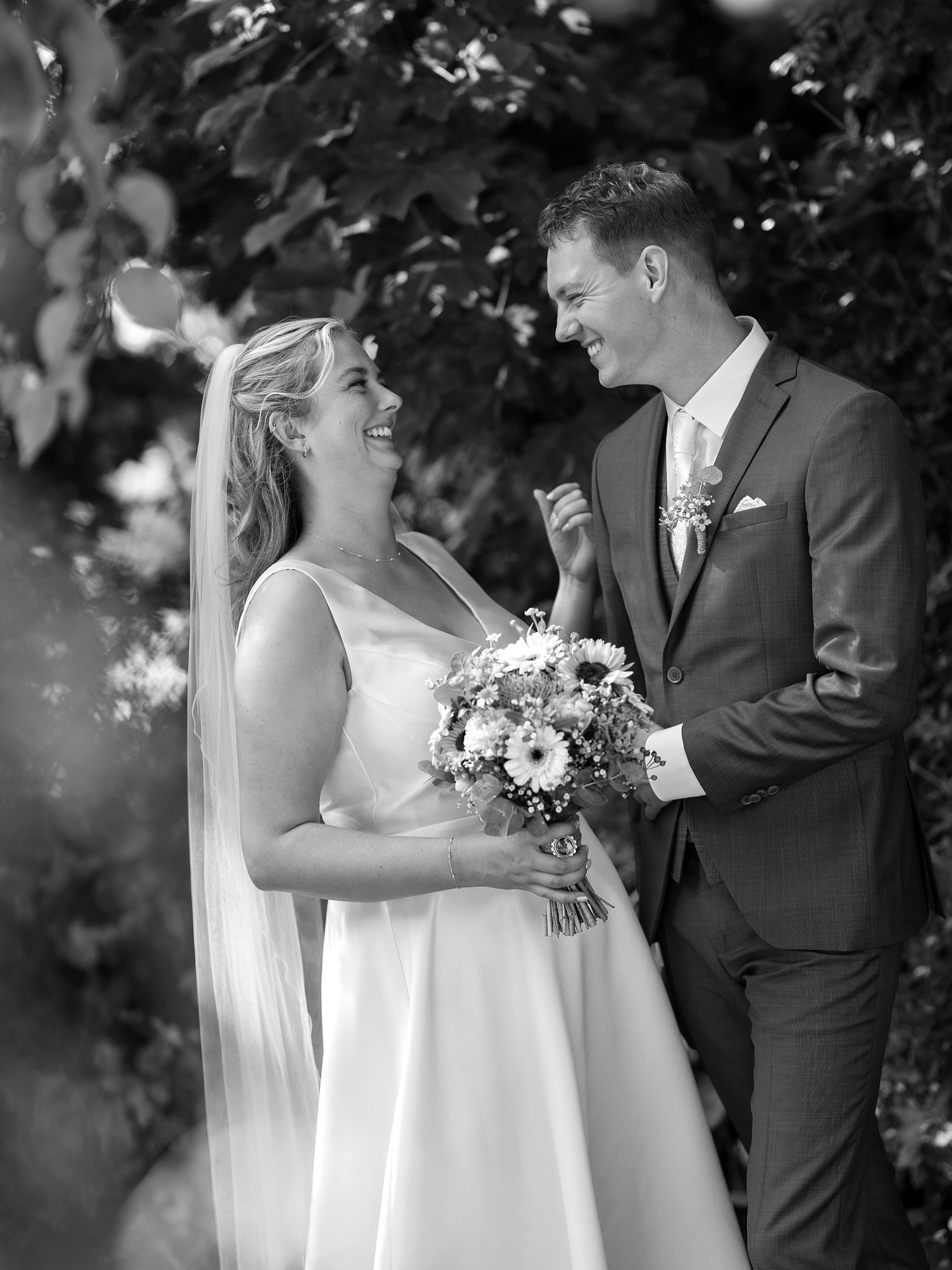 Gister mocht ik de galerij van Amy & Michel afleveren.โจ Wat was dit een heerlijke dag vol liefde, spontaniteit en mooie momenten. Dit is alvast een kleine sneak peek van een aantal beelden uit de fotoshoot. Ik zal snel meer te delen van deze prachtige dag! ๐ธ
Locatie: @het.schermerhof
#byemilyvisser #trouwfotograaf #trouwfotograafnederland #trouwfotograafgezocht #liefdeopbeeld #bruidsfotograaf #bruidsfotografie #liefdesverhaal #bruiloftfotograaf #bruiloftfotografie #bruiloftinspiratie