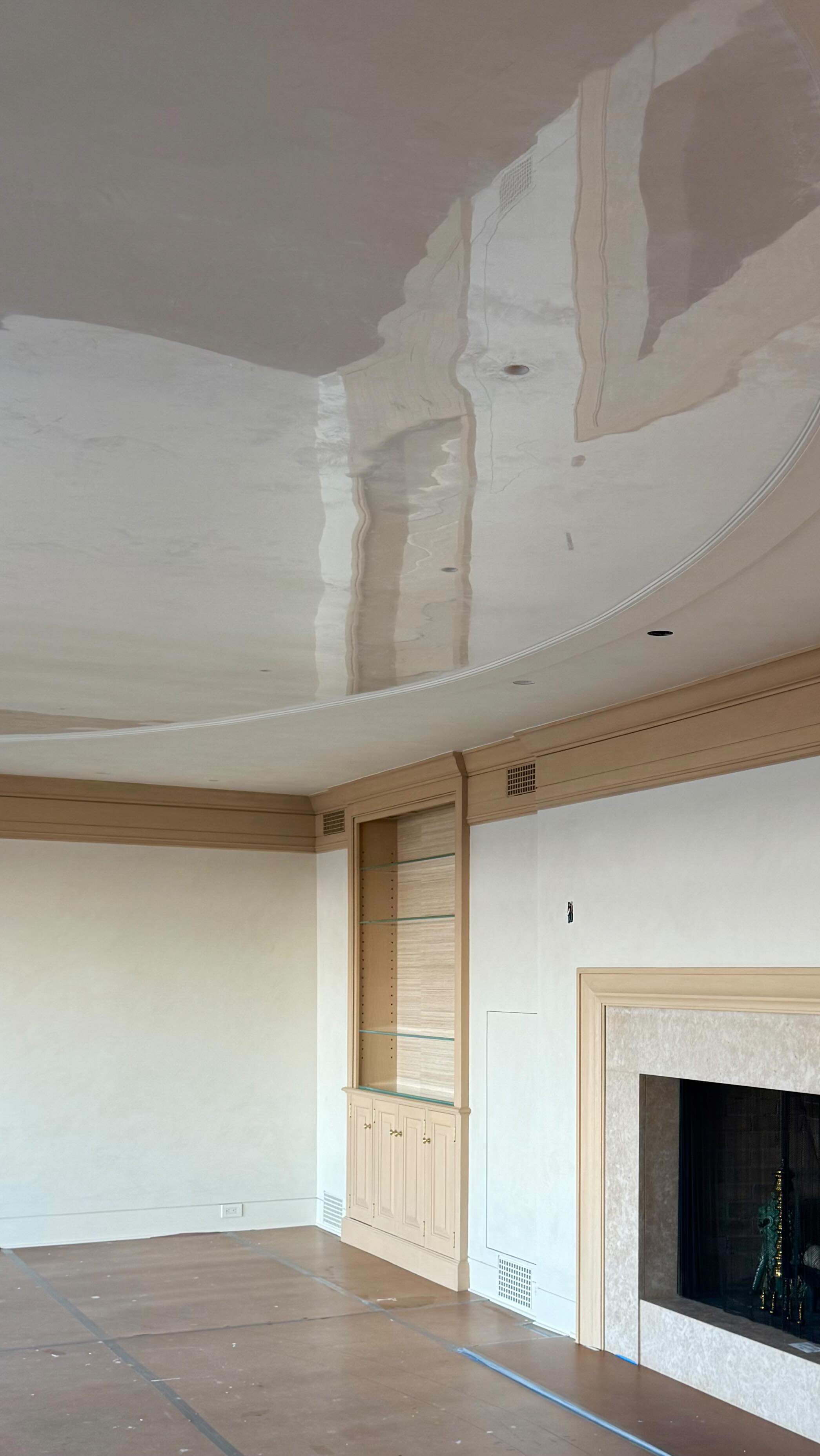 A mix of natural materials were used for this beautiful entry, dining and living room. From limewash to Venetian plaster over marmorino, and a high polished Grassello fino oval ceiling.
We are looking forward to sharing once the spaces are completed by the talented @gretchenfarrellinteriors
#luxe #venetianplaster #plaster #interiordesigns #naturalfinishes