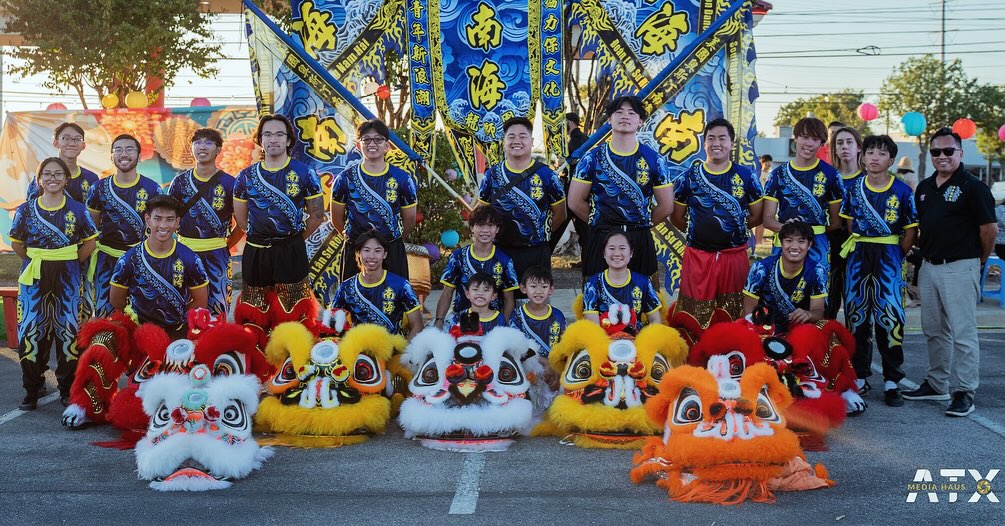 Last week, we had the incredible honor of performing at the ATX Moon Festival, hosted by the Asian Real Estate Association of America Greater Austin (AREAA) and Open Eyes Beyond Border (OEBB). It was an amazing experience to share our culture and talent with the community, and we’re excited to continue bringing more vibrant performances to the city of Austin!
📸 Photo credit: @atxmediahaus @ld.aldxn
.
.
.
#Austin #atxweddings #austinliondance
#dragondance #chinesedragon #liondance
#chinesenewyear #austindragondance #mualan
#austintexas #atx #Texas #texasliondance
#community #culture #tradition #lny2026 #cny2026
#chinese #asian #2026 #cny #舞獅 #舞龍 #醒獅
#wedding #tet #newyear #recruiting #recruitment