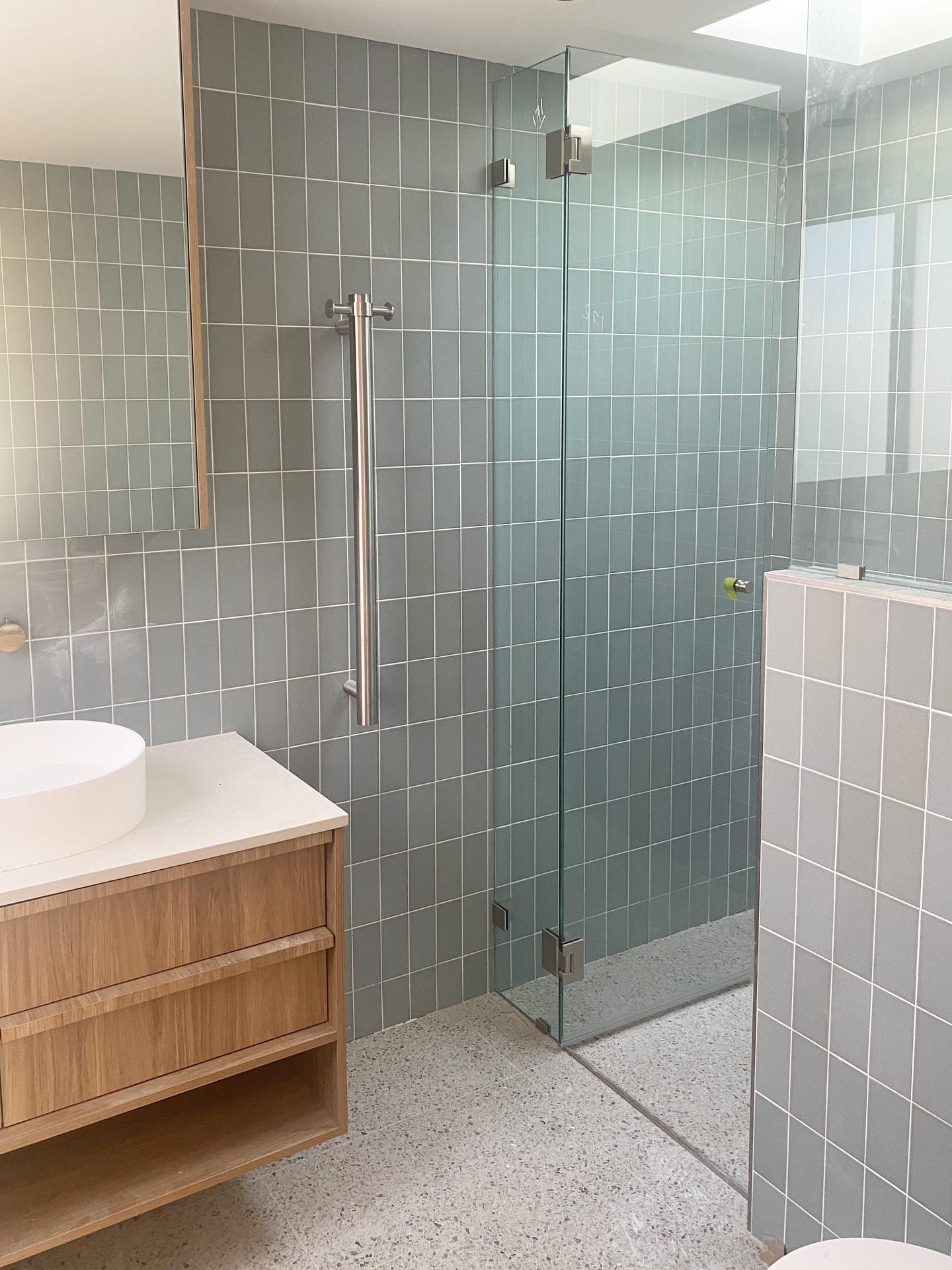 When you find the perfect tile, it’s just magic - artisanal Japanese Kyoto 72x147. At Project Talara
#oliivestudio #oliive_studio #bathroom #bathroomdesign #tile