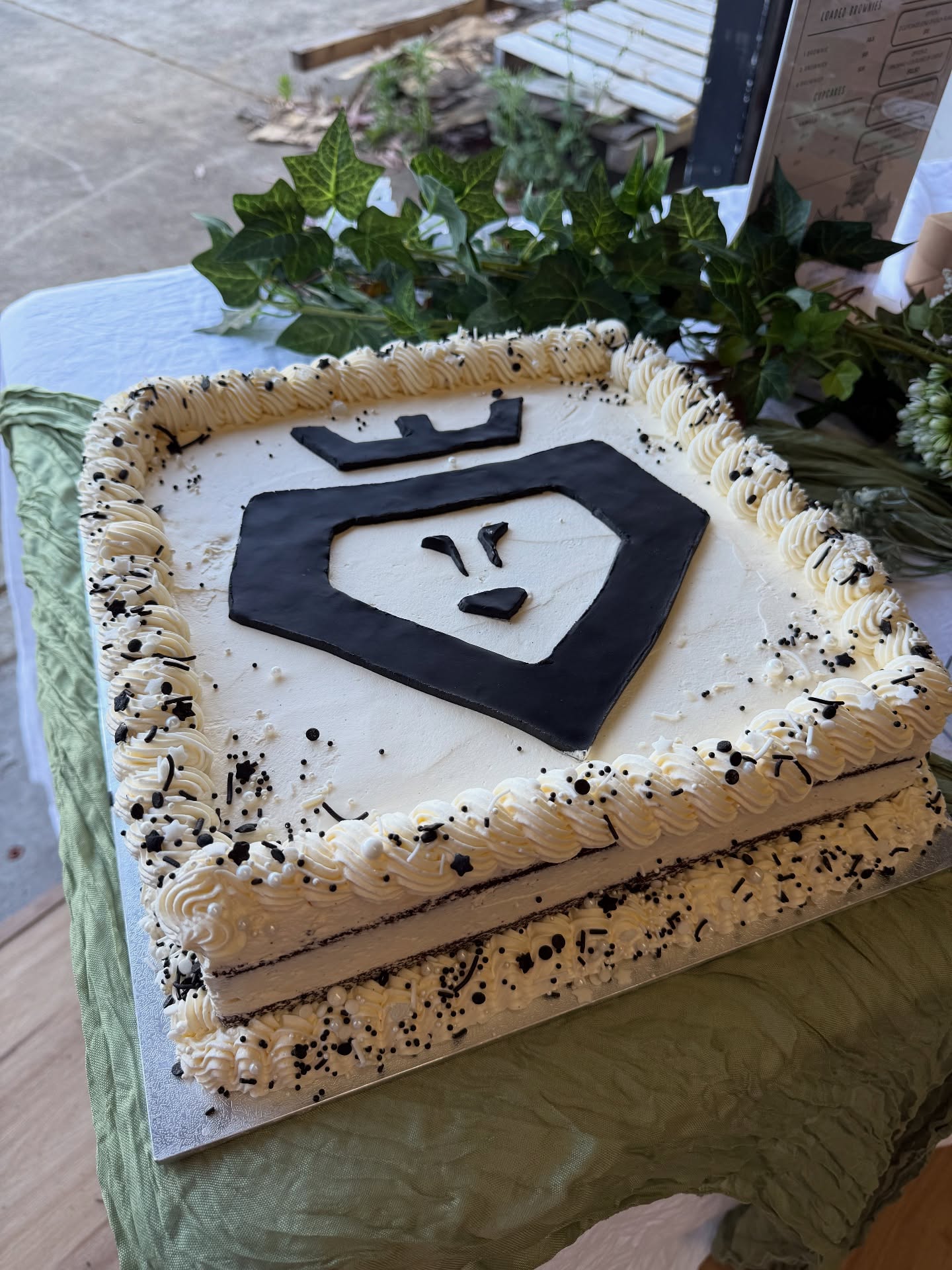 Still smiling from the amazing night celebrating @PrideDanceStudio’s 1st birthday! 💃🫶🏼✨
It was such a joy to bake something special for a studio that radiates so much love, inclusivity, and creativity.
I made a gluten, lactose and nut free chocolate mud cake, filled with milk + dark chocolate ganache, topped with whipped cream and buttercream frosting, and finished with vintage piping and their signature logo ✨🥂
It means so much to share my baking with a community that truly celebrates everyone. Here’s to many more years of dancing, pride and sweet memories! 🎂💫
#PrideDanceStudio #SupportLocal #GlutenFreeBaker #InclusiveBaking #SmallBusinessLove #CakeWithPride