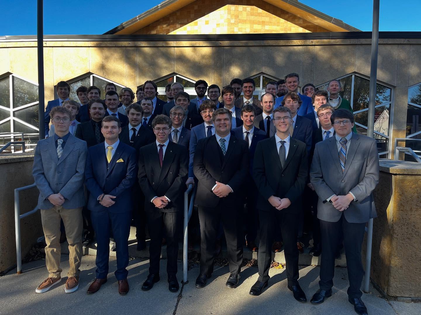 We were excited to welcome 6 new members into our Farmhouse brotherhood as a part of the Fall ‘25 class!We also had the opportunity to help serve with @churches_united. Congratulations brothers!