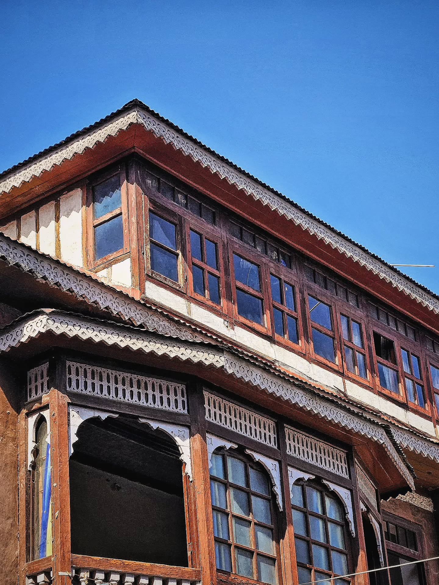 Fell in love with #Kashmiri #Architecture. The older the better 😍