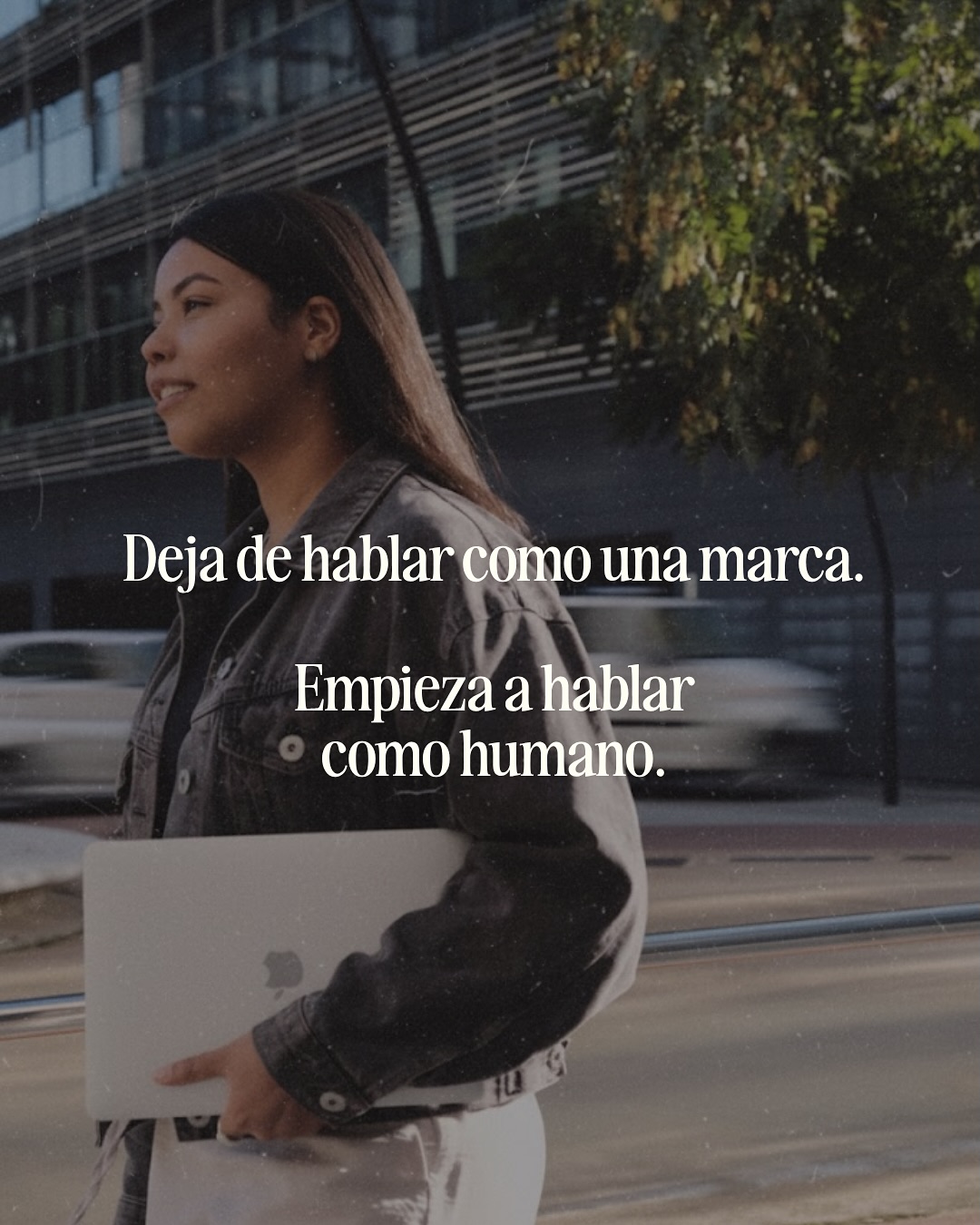 Cuando comencé a profundizar en mi trabajo, luego de ser nueva en agencias, entendí que crear contenido no era “probar suerte”. 🫣Entre ensayo y error, y estudiando más supe que se basa en escuchar, analizar y luego accionar con intención.
Pasa con las relaciones y aplica en esto, cuando escuchas de verdad a tu audiencia, no necesitas adivinar: sabes exactamente qué decir, cuándo y para quién. 💗