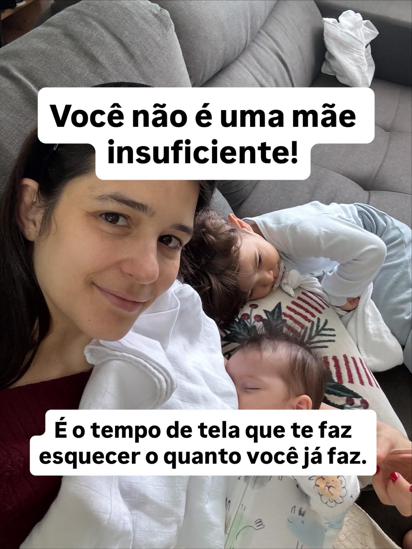 No meu dia a dia, atendendo mulheres, vejo isso acontecer o tempo todo e até mesmo comigo.
O excesso de tela e de conteúdo faz a gente comparar a nossa vida com a dos outros e, aos poucos, vai roubando a nossa alegria. Sem perceber, começamos a nos sentir desanimadas com a nossa própria história: com a casa, com os filhos, com o marido, com a rotina.
Passamos tempo demais online e tempo de menos presentes. Tempo demais rolando o feed e tempo de menos vivendo a vida real.
Esse post é um lembrete: não há nada de errado com a sua vida. Talvez só esteja faltando olhar mais pra ela e menos pra dos outros.
A alegria que você procura está na sua própria vida e não no feed.
Se você concorda, compartilhe!
