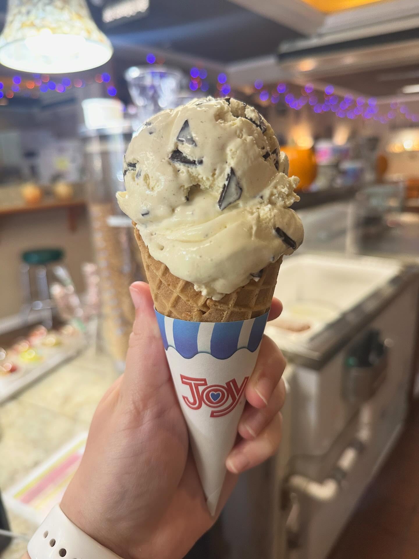 Go bananas for our newest flavor✨🍌Banana Chunk is here to steal the spotlight! 🤯🍌 #southstreetcreamery #southstreetcreamerycafe #icecream #banana #chocolate #bananachunk