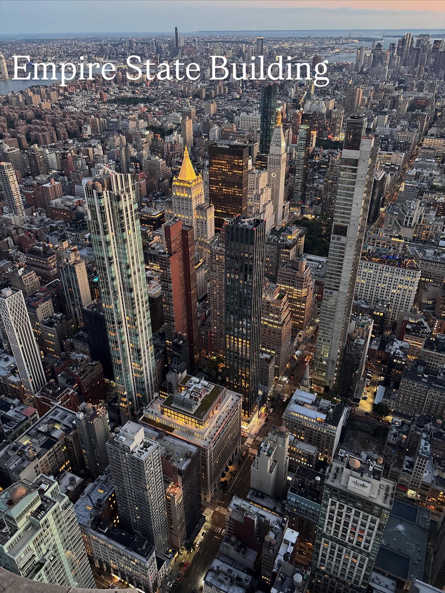 La splendida vista dall’Empire State Building. Se pianificate un viaggio a New York, questa è una delle attrazioni da non perdere! Leggi l’articolo del nostro viaggio sul nostro blog! #newyork @nycity__ig @newyork_city_us #usa #empirestatebuilding #osservatorio #vistapanoramica #panorama #grattacieli #skyscraper #views #ilovenewyork❤️ 🗽🌃🌆🏙️ #skyline #travelplacessocial