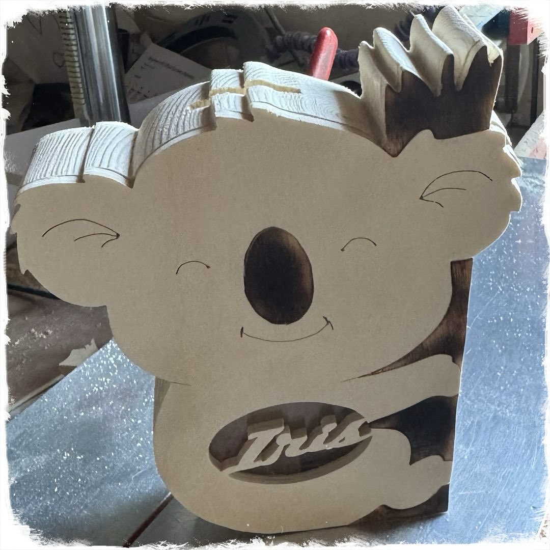 Un petit koala s’est assis sur ma scie… nouveau modèle de tirelire. #tirelire #koala #jouetenbois