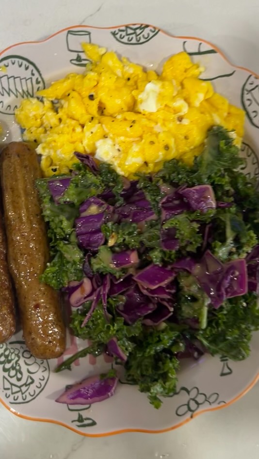 On Fridays we try something NEW. I tried the soft scrambled egg recipe from @justaddhotsauce aaaaaannnnnnndddd baby! Chef’s Kiss 💋🫰🏿I couldn’t find crème fraîche so I used goat cheese….eggs with a salad! 10 out of 10 recommend!!!
#pinkcouchtherapy💕 #cookingonthepinkcouch #healthiswealth #cookingismytherapy