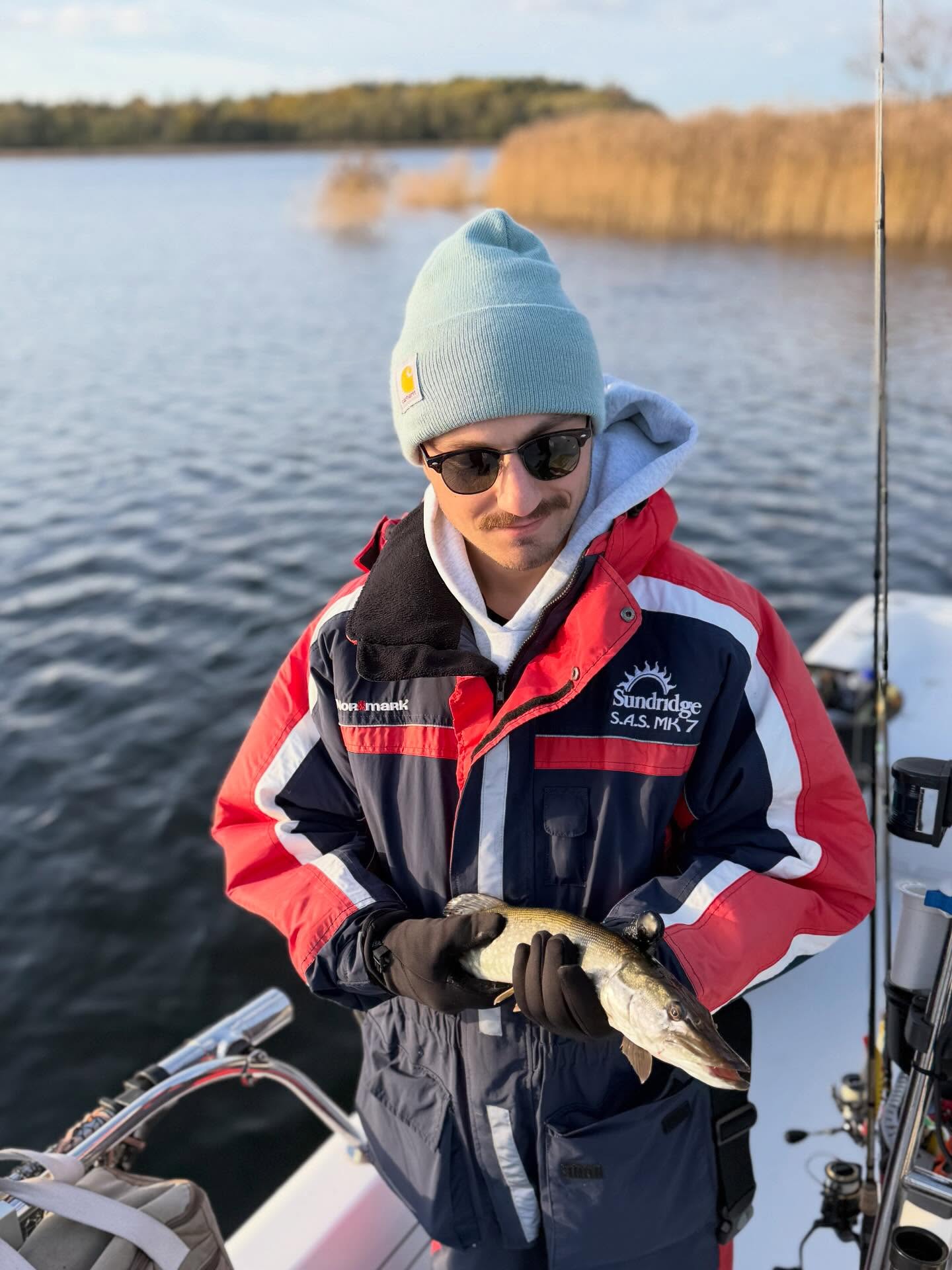 Måndag och guidning efter gädda. Förutsättningarna- vinden, lite molnigt och ensamma i vikarna hjälpte inte. Denna måndag slog rekord i tröghet och att få gäddorna att ta våra beten. Hoppas detta var en ”tillfällig” dag i mina hemmavatten.