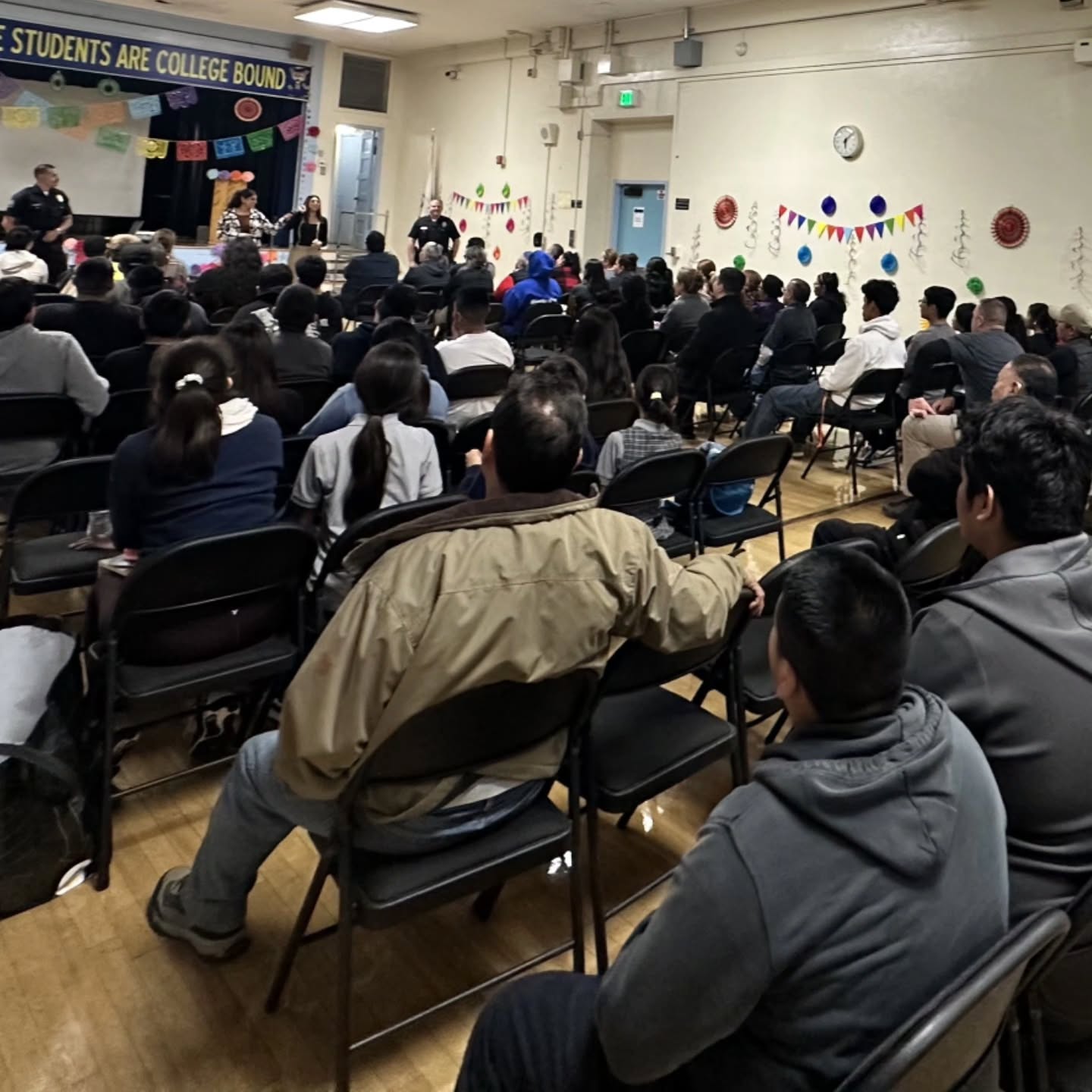 @lapdcsppueblodelrio hosted a Domestic Violence Awareness meeting attended by community members and @lapd_newton_cadets
Event like these bring important information to the community such as available resources and how to report a problem. Victims of domestic violence can sometimes feel isolated or unsure where to turn. These meetings are a safe space to meet your CSPB officers, learn to identify the signs of domestic violence, and gain a better understanding of the reporting process. 💙