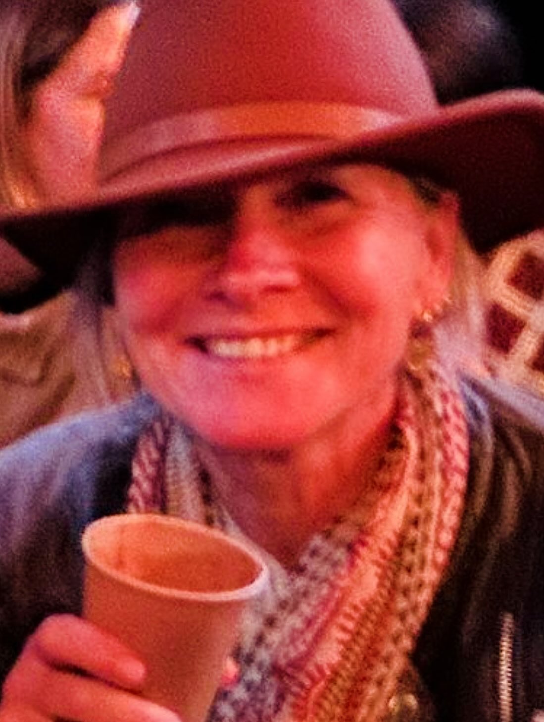 Ik probeer al een tijd te leven vanuit mijn hart.
Vanuit liefde.
Een nieuw leven, gebouwd op vertrouwen en verbinding.
Toch voel ik hoe moeilijk het is om trouw te blijven aan jezelf.
De verleiding is groot — in werk, tv, relaties, alcohol.
Er is moed voor nodig om bewust te blijven,
om niet mee te gaan in de angst. Om steeds weer te kiezen voor jezelf.
Want angst verkoopt.
Angst maakt mensen kleiner, banger, stiller, bozer, verdeeld.
Kijk naar de verkiezingen —
het is nog steeds “wij tegen zij”.
Een oud script dat zich blijft herhalen. Stop daarmee!
Vanmorgen vroeg zat ik op mijn Rocycle-fiets en mijn favoriete trainer @mitch.vdelaar vertelde over een videoclip die hij zag in 2002.
Hij zag daarin voor het eerst twee mannen elkaar zoenen,
en zei: “Toen wist ik: ik val op mannen. Ik ben anders.”
Ik moest huilen.
Omdat het me zo raakte in mijn kern van
jezelf mogen zijn, precies zoals je bent. Pfff dat is een uitdaging. Mijn uitdaging.
Dat is leiderschap. Voor 50 mensen dit te delen in de vroege ochtend! Wat een inspiratie 🙏🏼
Want je hebt moed nodig om te leiden —
om jezelf te leiden. Om jezelf te kunnen zijn.
Ik ben klaar met alles wat hetzelfde is.
We verlangen naar echtheid, naar vrijheid, naar hart.
Alles begint bij jou, niet bij als maar nu bij jou! Geloof in je grootsheid.
Het is tijd voor intuïtie, zachtheid, moed en menselijkheid.
Tijd voor leiderschap vanuit het hart!
Tijd voor vrouwelijk leiderschap!
Stel je eens voor —
een wereld die geleid wordt vanuit liefde.
Hoe zou je je dan voelen? 💫 Dus denk goed na waar je voor kiest op 29 okt. ❤️#vrouwelijkleiderschap #liefde #stichtingmetoo #nieuwewereld #sobercurious