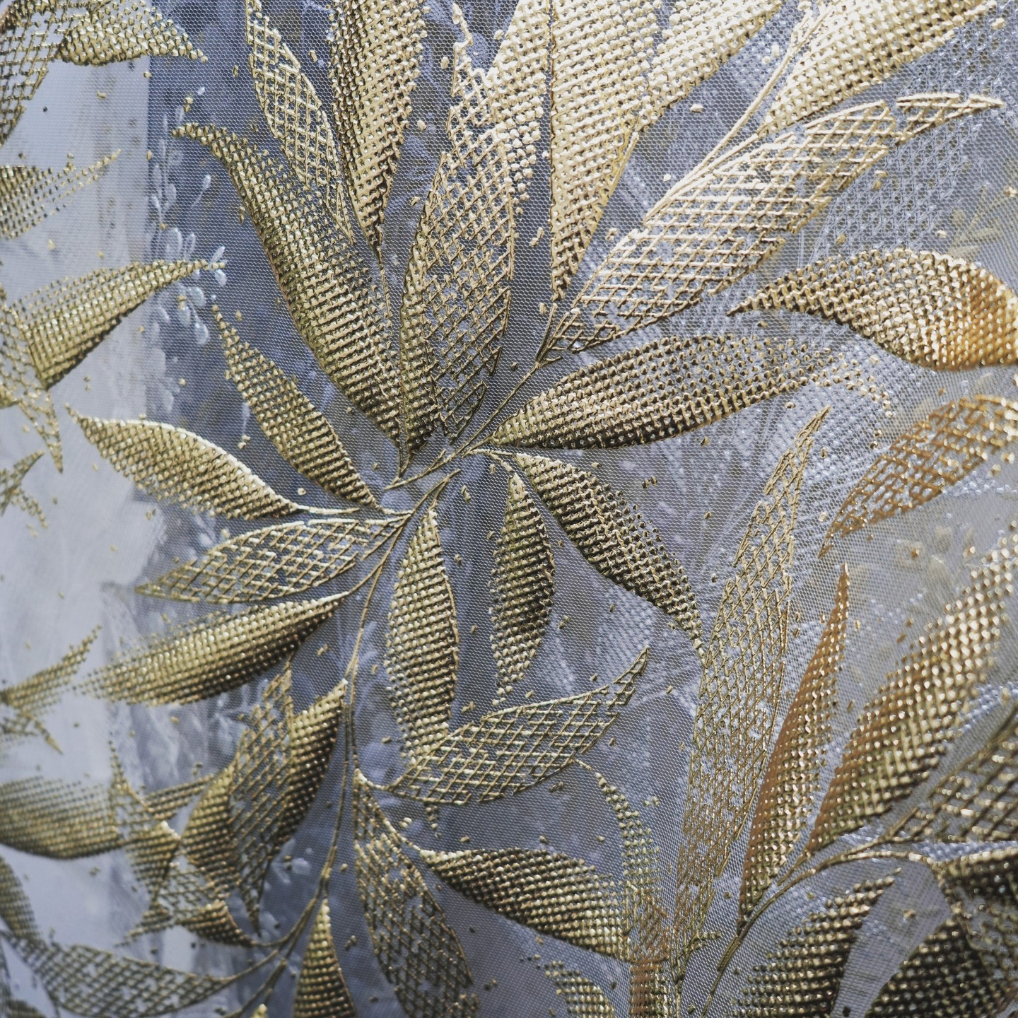 特殊プリントでゴールドの葉のデリケートさを描いた作品。
繊細な輝きが印象的です。
A special print capturing the delicacy of gold leaves.
Its subtle elegance shines through.