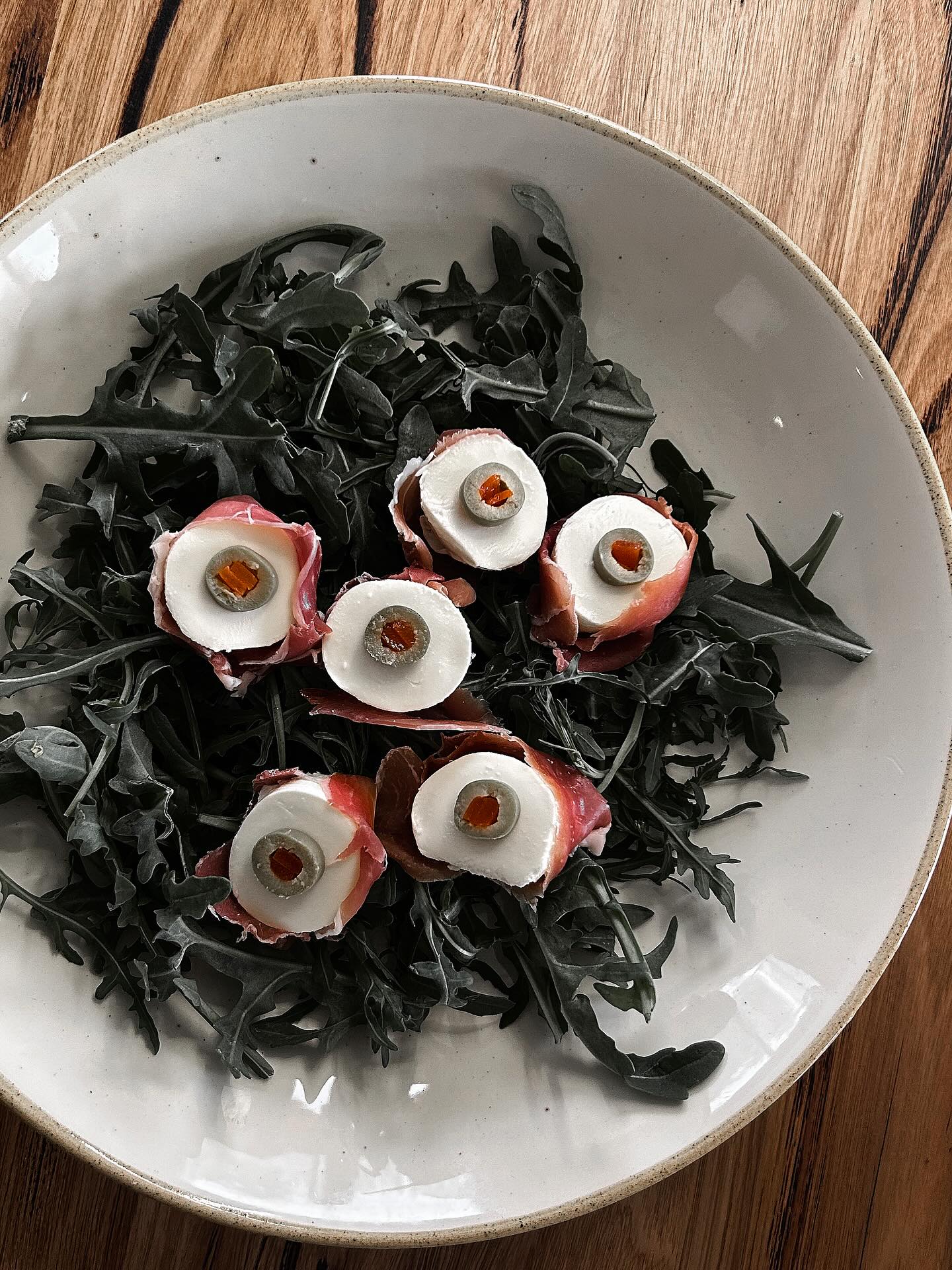 Swipe ——> Along for a few easy steps on how to make the Spooky Antipasto Eyes 👀 for your Halloween Feast next Friday 👻🎃👻 #boo #halloween #antipasto #pizzatopping
.
.
.
Find all products used for Antipasto Eyes in store!