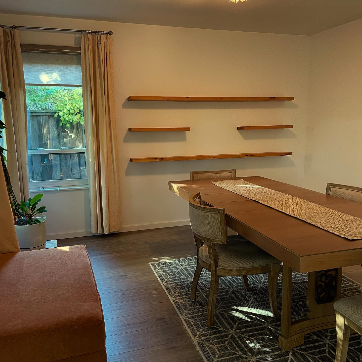 Floating shelves can make a huge difference to a blank wall. They draw the eye up and make a room feel bigger and you can display your books and favourite treasures! Loving these beauties by Jesse Toso!
#tosowoodworks @jessetoso