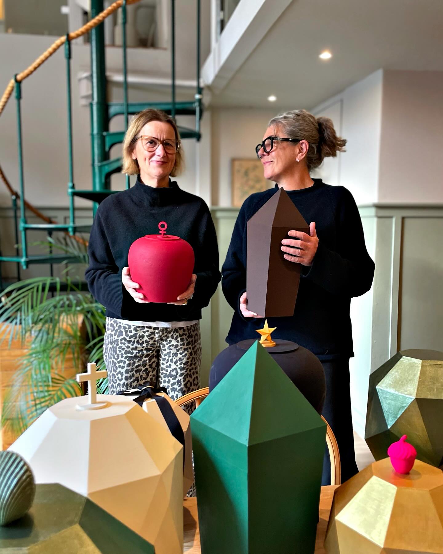 Idag hade vi besök av Lehna Edwall och Susanne Rolf som driver företaget @mortostockholm
De har designat urnor i vackra former och färger som vi ska sälja framöver. Urnorna är tillverkade av ett biologiskt nedbrytbart material, PLA. Fint på alla sätt! ✨