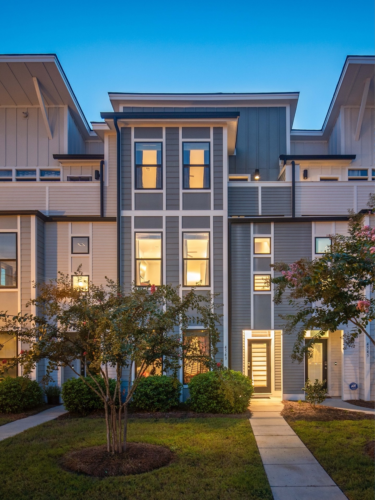 Just Sold in Park Circle!
Even as days on market have been trending upward for Mixson townhomes, we listed and sold this one in record time and at full market value.
Our sellers were fantastic to work with—flexible, focused, and ready to make the move to their next home right here in Park Circle.
Curious how we did it? Send me a DM and let’s talk strategy.
#charlestonrealestate #parkcircle #summervillerealtor #justsoldhome