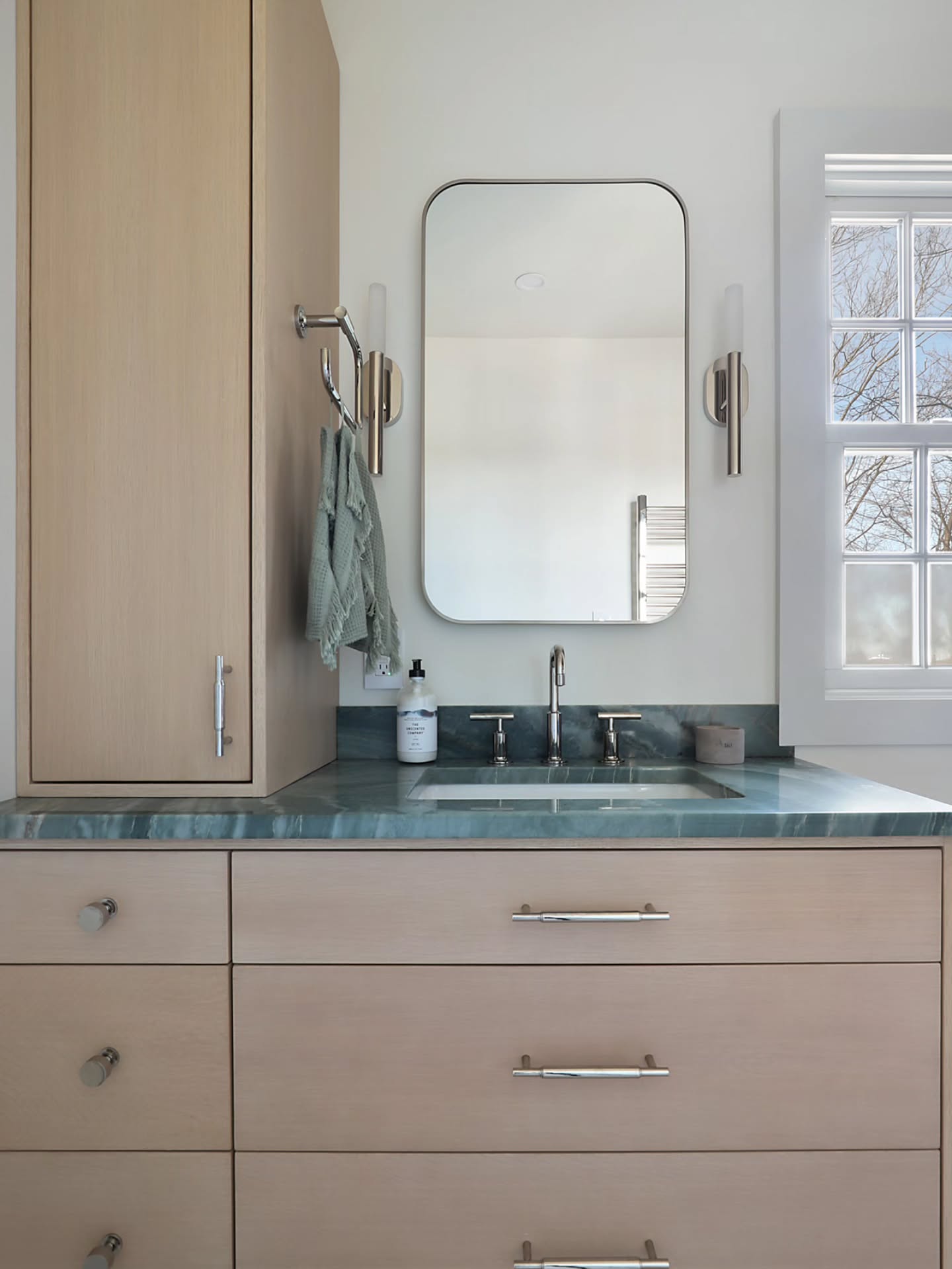 The Assignment: Create as much storage as possible. Earthy color scheme. Clean lines. ā
ļø
š·@dannycooney
#bathroomdesign #bathroominspo #vanity #CustomDesign #customvanity #millwork #InteriorDesignWestchester #interiors #interiordesigninspiration #interiordesign #modernhome #kohler