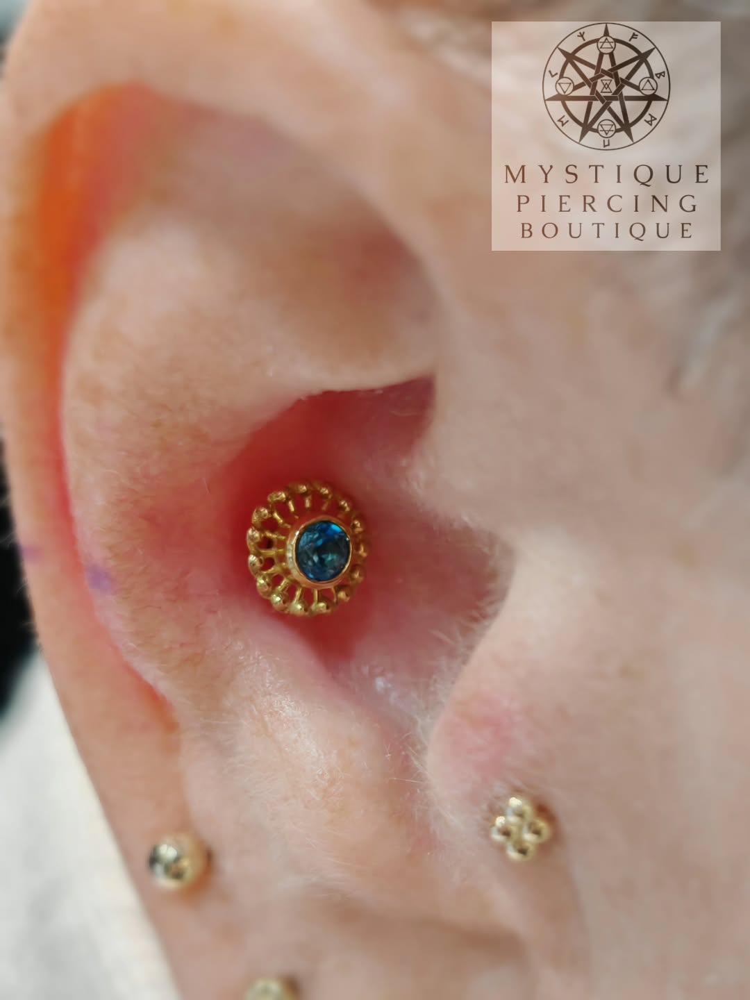 Lovely closeup of fresh Conch piercing, with Virtue piece from @anatometalinc @anatometaluk, featuring London Blue Topaz set in 18k Gold.
If this cannot lighten up your day, we don't know what will 🤓🫶🖤
Piercer: @symbiotic_piercing @paid2stab
Using: @probodyart @purklenz
Aftercare: @neilmedpiercingaftercare