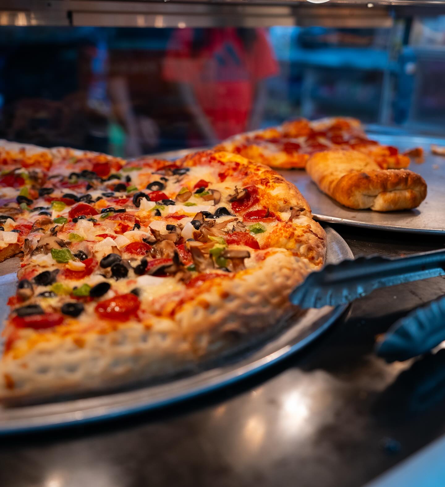 Fresh out of the oven and made with love — pizza perfection at The Vinery Market Kitchen 🍕
📍 3976 Pelham St, Dearborn Heights, MI
☎️+1 (313) 562-2880
⏰ Open 7 Days