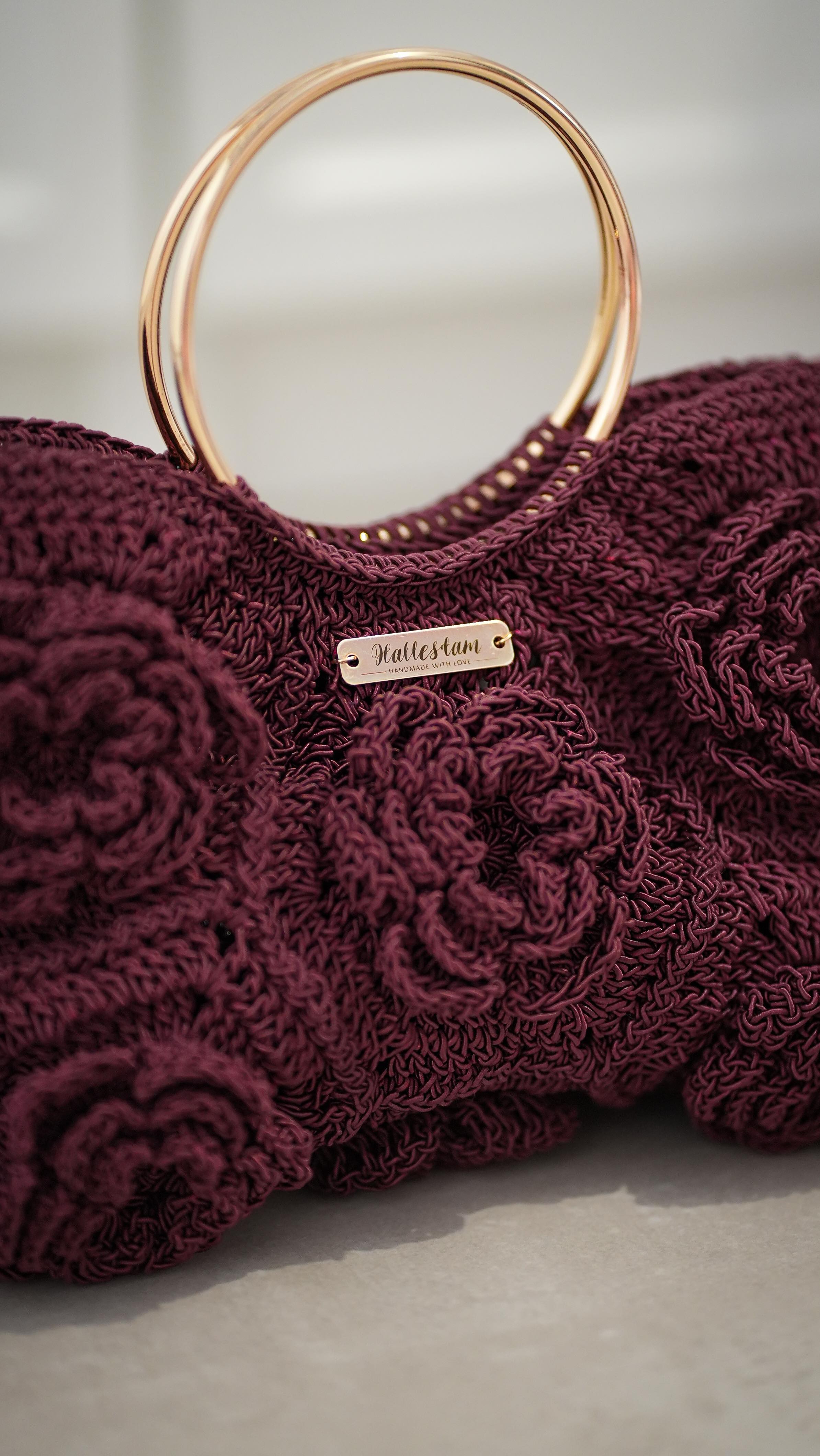 The beauty of blooms, captured in every stitch. 🌸
Floral Flare Luxe in deep Bordeaux – where timeless elegance meets handmade artistry.
Discover more at hallestam.com 🌹✨
#HallestamDesign #HandmadeWithLove #FloralFlareLuxe #CrochetBag #TimelessElegance #LuxuryHandmade
